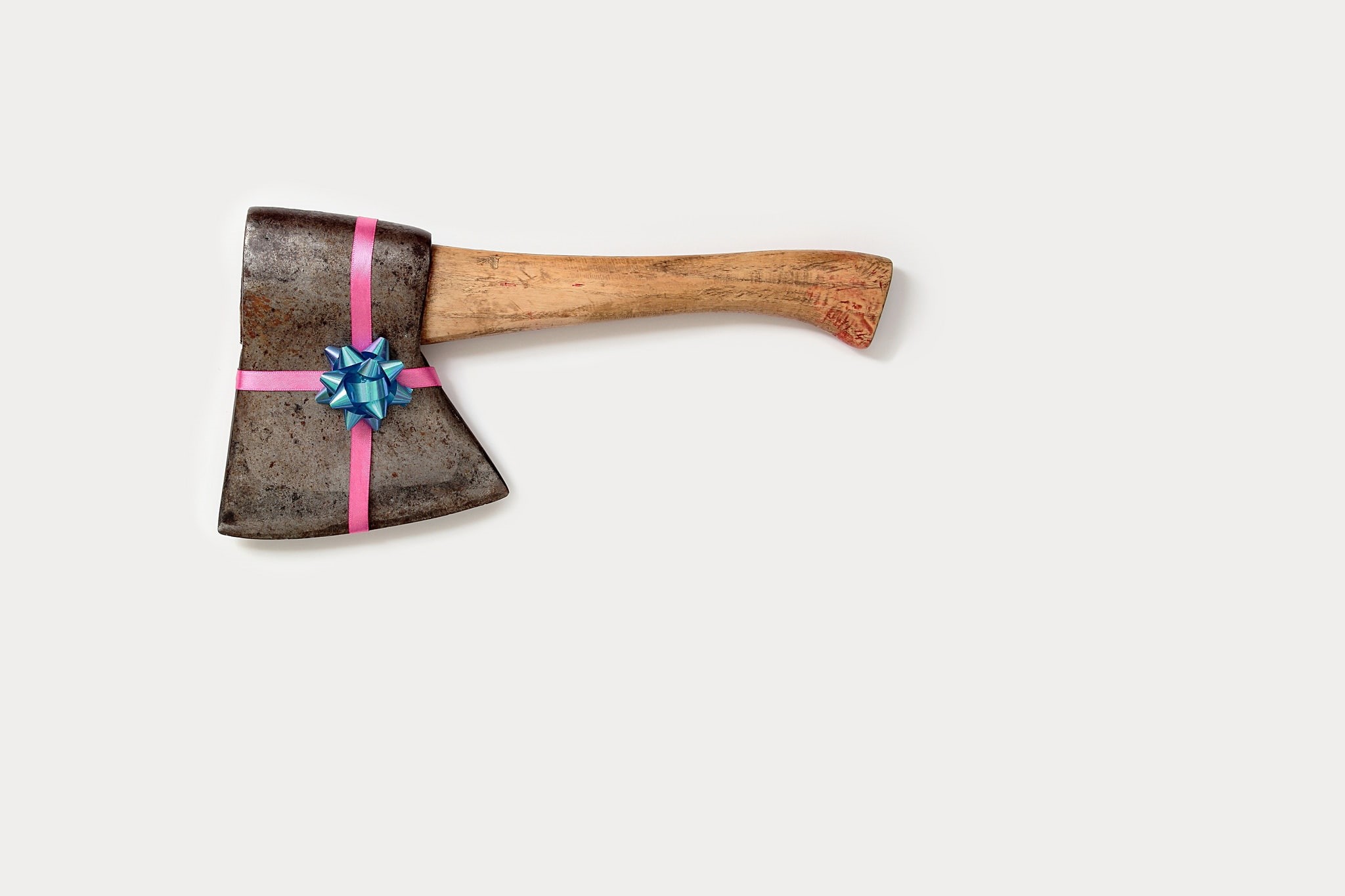 copy space, white background, still life, axes, two objects, wood - material, bow, directly above, ribbon, 1080P, cut out, three objects, indoors, minimalism, HD Wallpaper