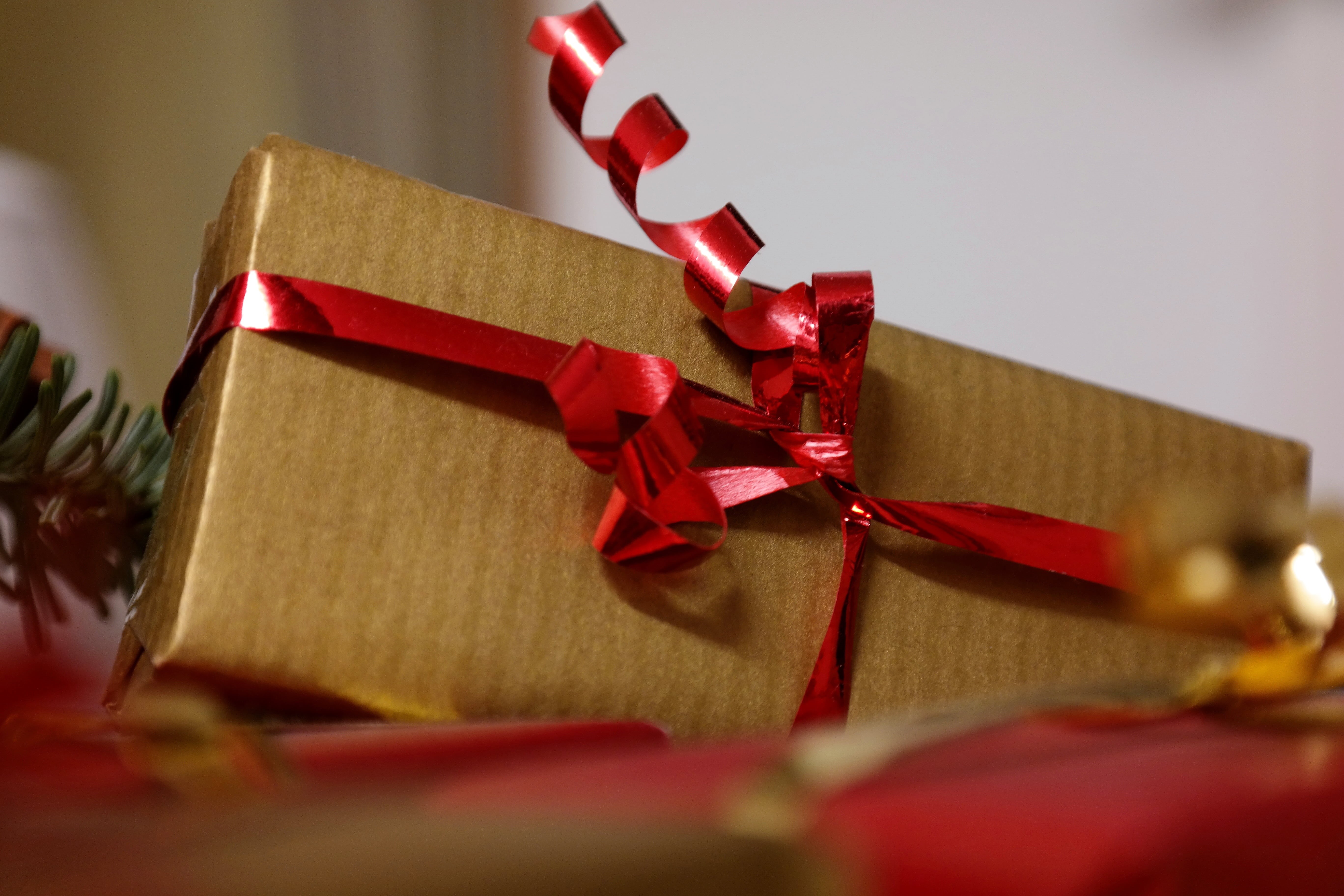 band, 5K, still life, indoors, ribbon - sewing item, surprise, festival, wrapping paper, christmas Decoration, nicholas, christmas Present, holiday, valentines day, HD Wallpaper