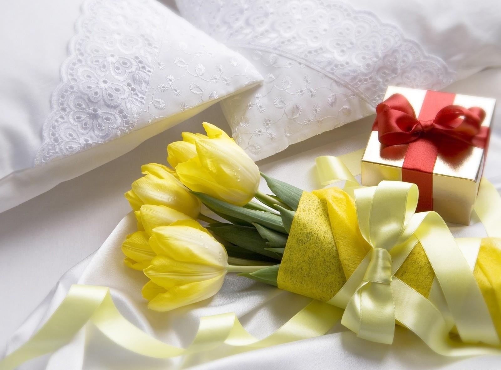 yellow, wedding, holiday, box - Container, bow, flowering plant, gift, still life, plant, gift box, valentines Day - Holiday, celebration, flower, ribbon - sewing item, HD Wallpaper