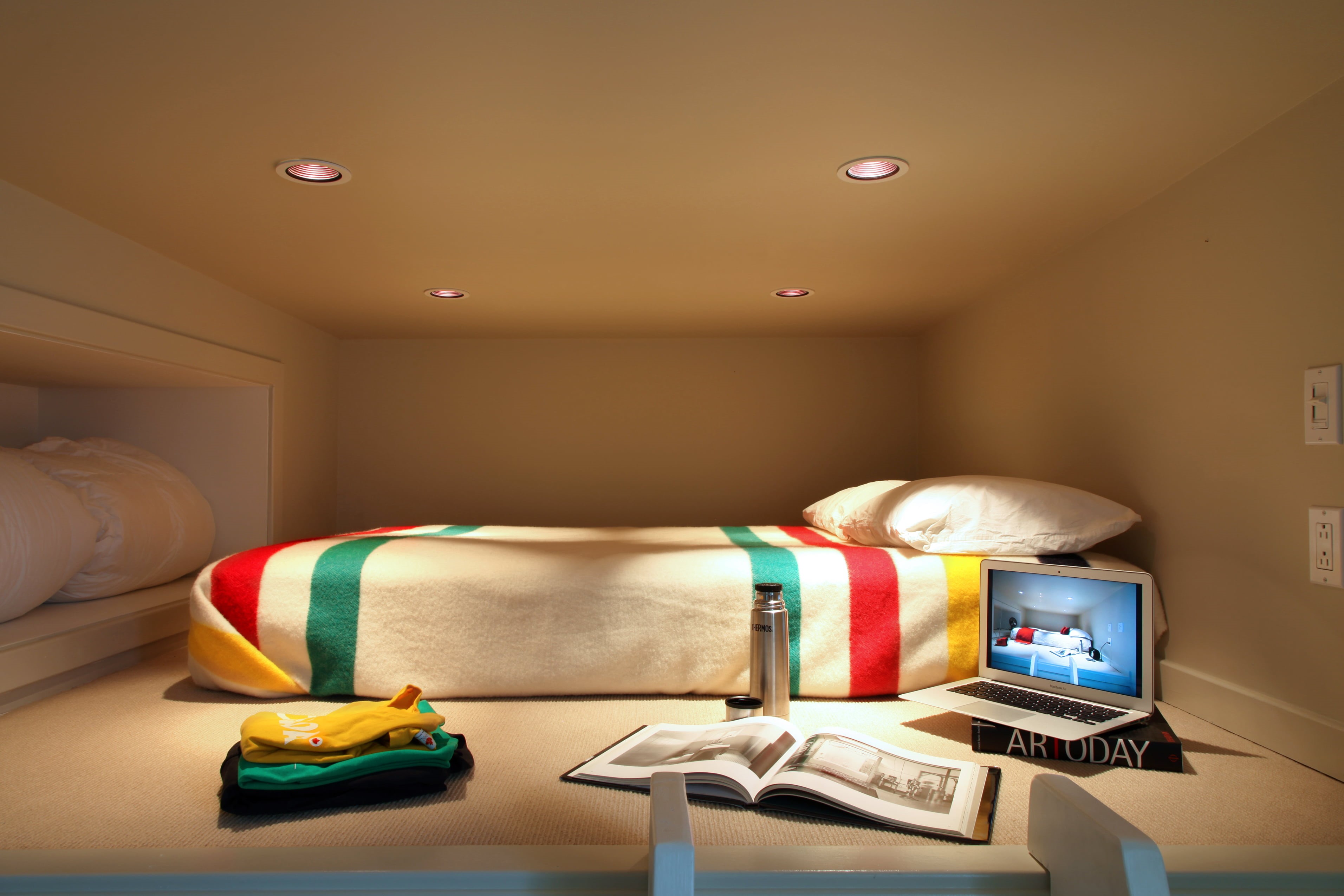 cushion, modern, electric Lamp, decoration, relaxation, no People, lifestyles, room, apartment, living room, window, computer, publication, absence, hotel, HD Wallpaper