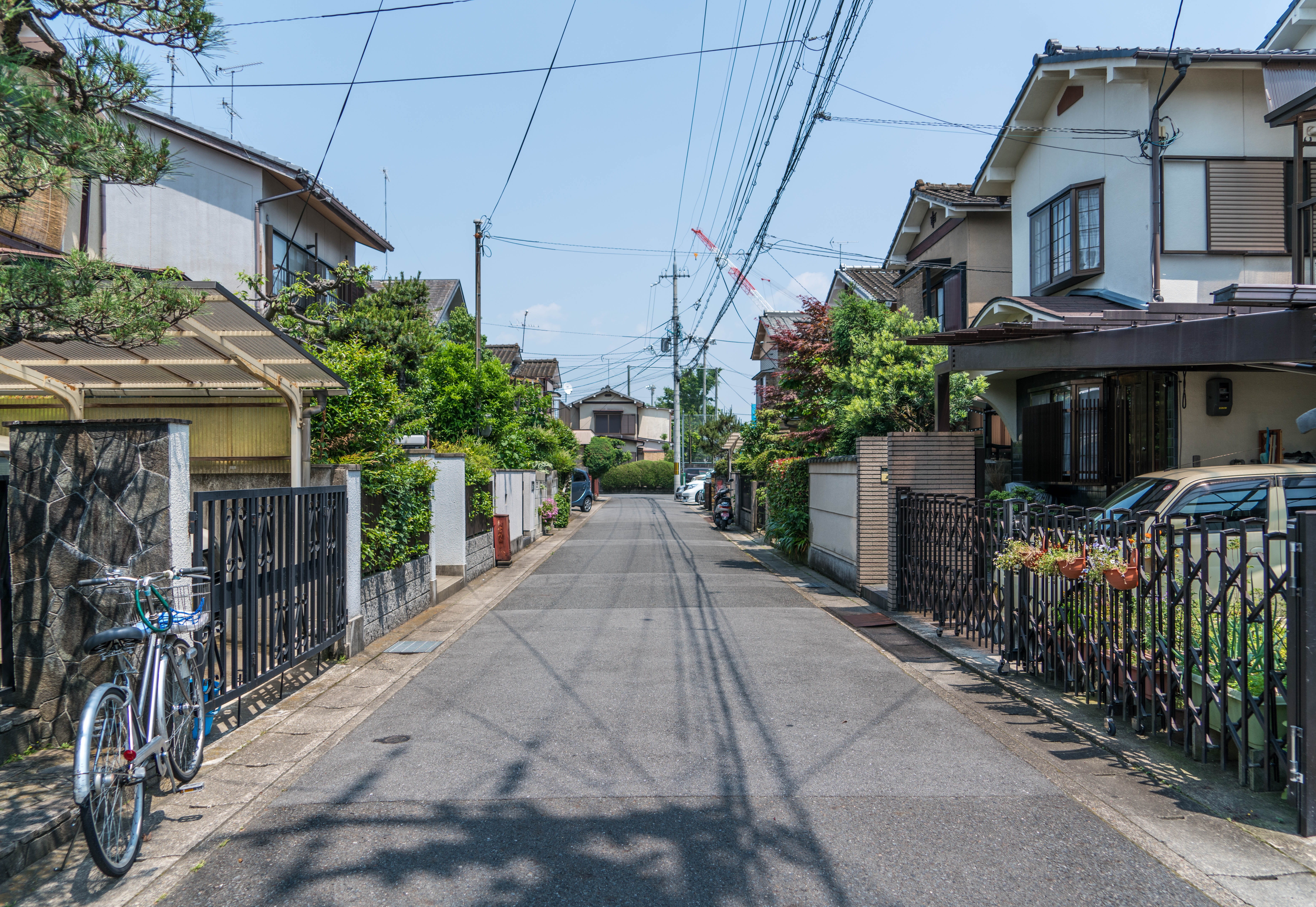 the way forward, road, direction, metal, outdoor, sunlight, summer, black, bicycle, near, built structure, sunny, shadow, japan, residential, mode of transportation, HD Wallpaper