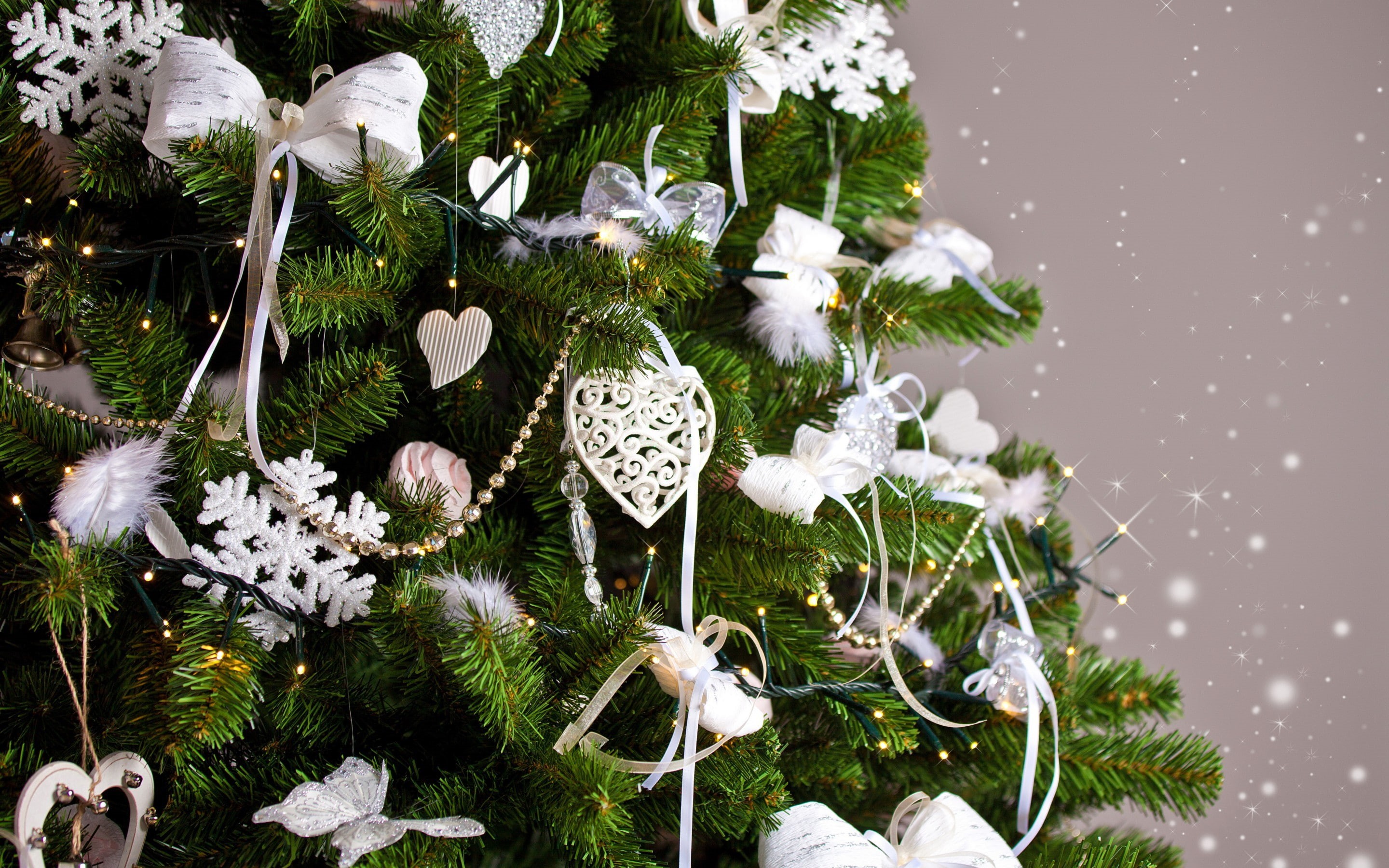 Merry, Christmas, 2K, Christmas tree, tree, decoration, white, green, balls, New Year, HD Wallpaper