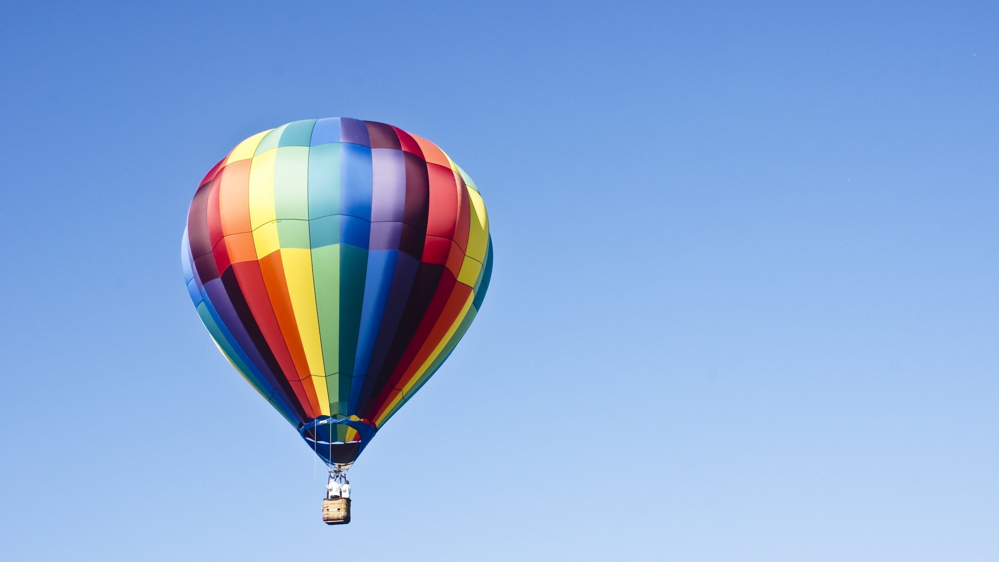 outdoors, balloon, sunny, air vehicle, single object, no people, transportation, 4K, hot air balloon, flying, ballooning festival, copy space, blue, day, HD Wallpaper