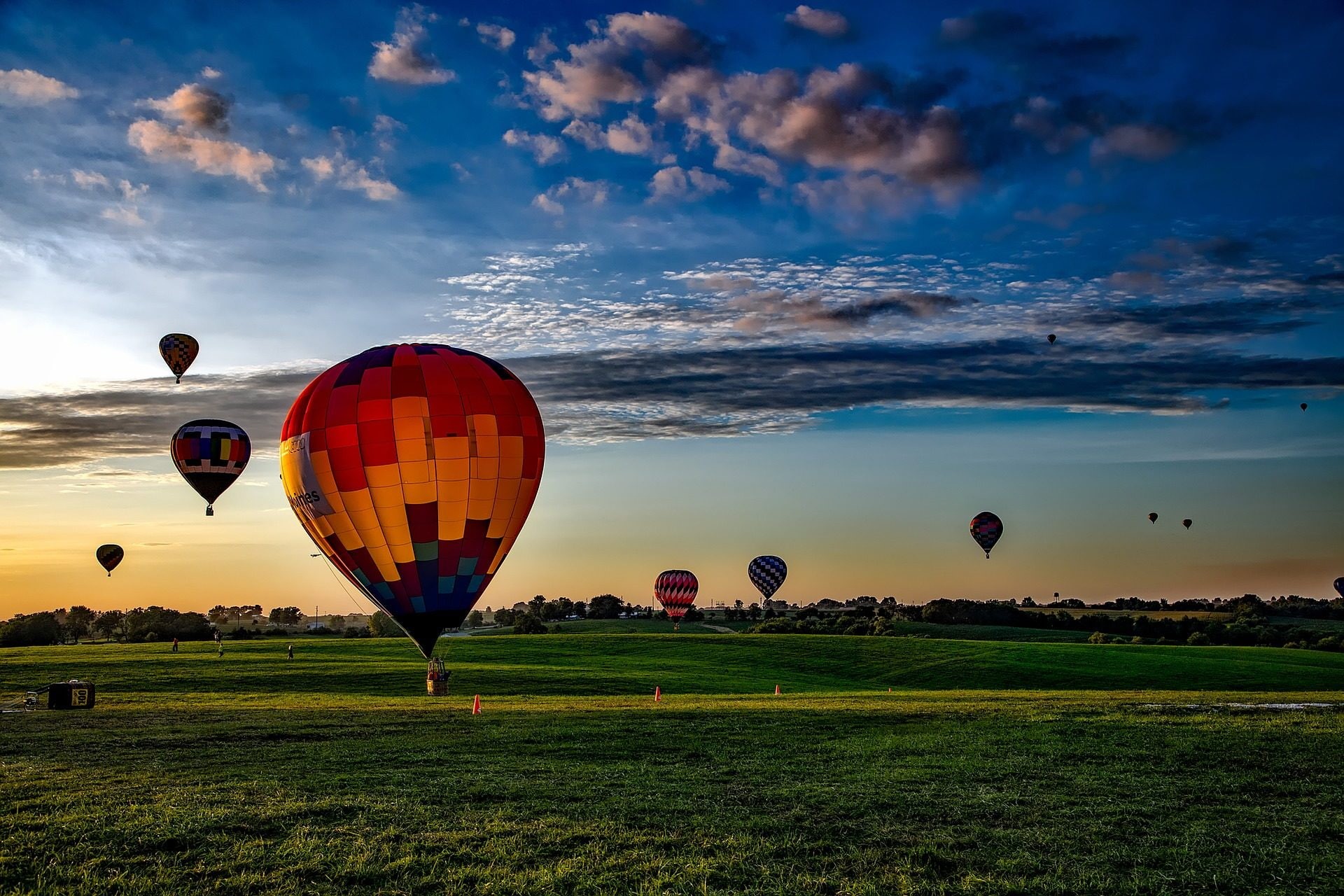 air vehicle, mode of transportation, plant, landscape, field, balloon, nubes, nature, coloridos, multi colored, land, llanura, 1080P, mid-air, grass, flying, HD Wallpaper