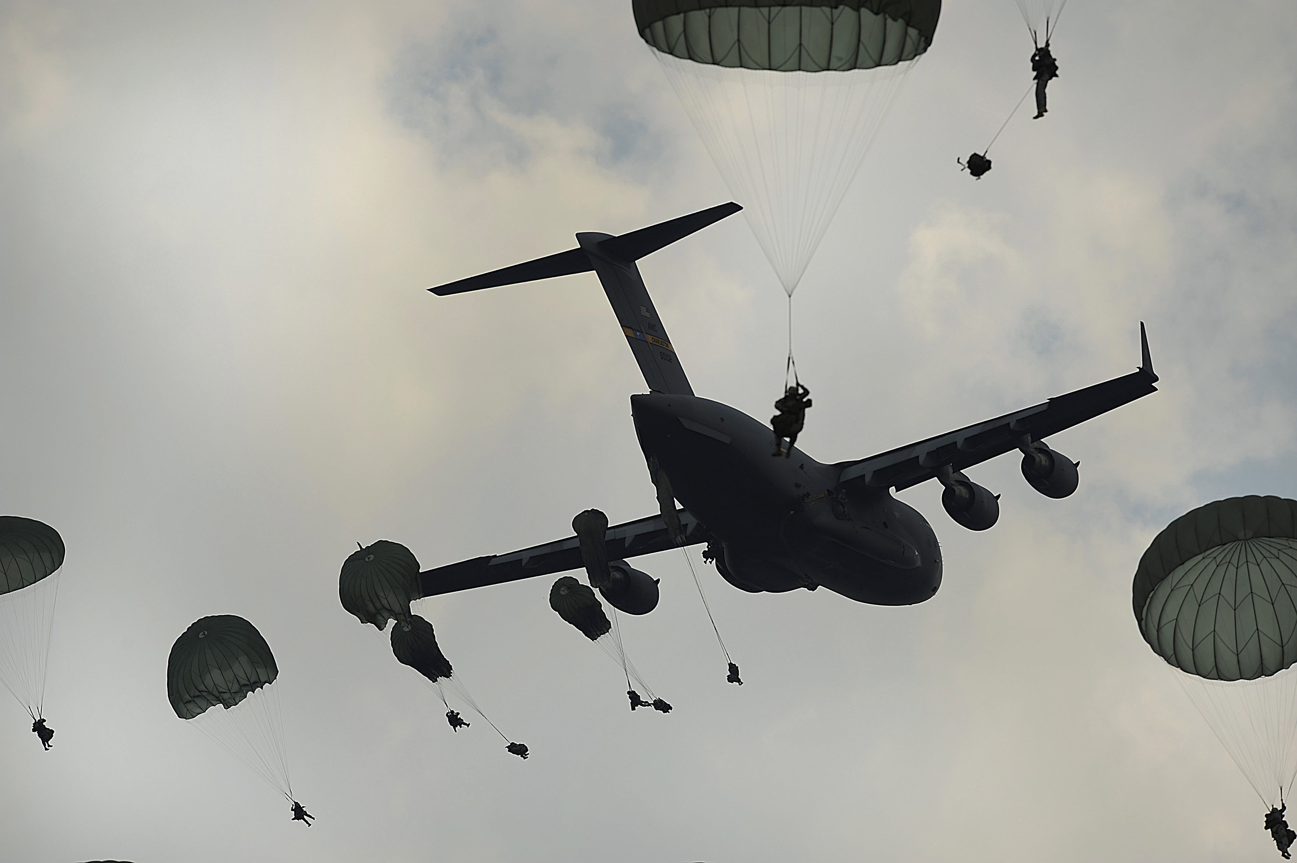commercial Airplane, South Caroli, C-17, helicopter, c, mid-air, airshow, aerospace industry, government, nature, air, airmen, flying, a C, dropped, air force, HD Wallpaper