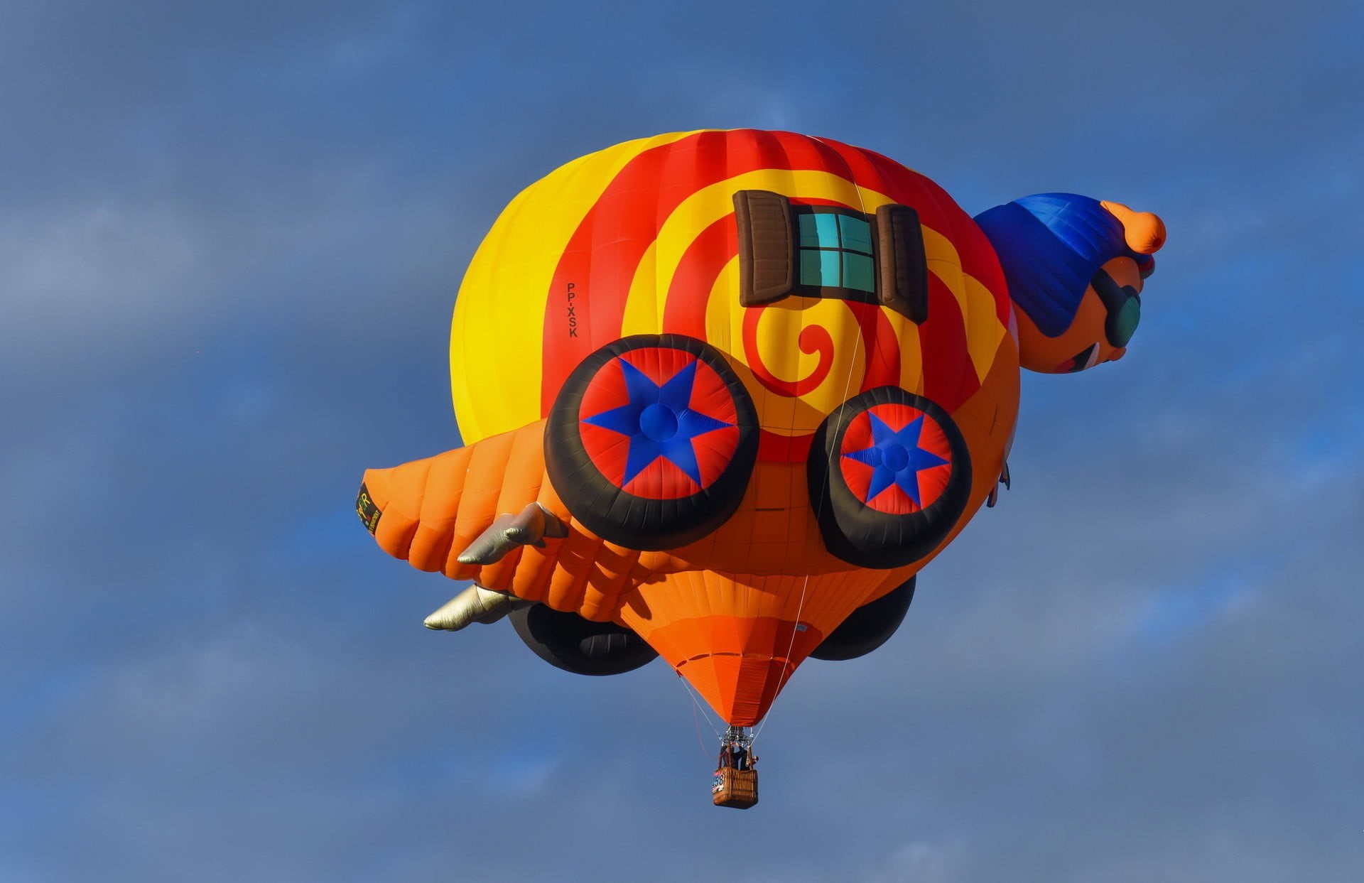 blue, wheels, no people, air vehicle, air, balloon, 1080P, hot, ballooning festival, hot air balloons, mid-air, travel, mode of transportation, low angle view, HD Wallpaper