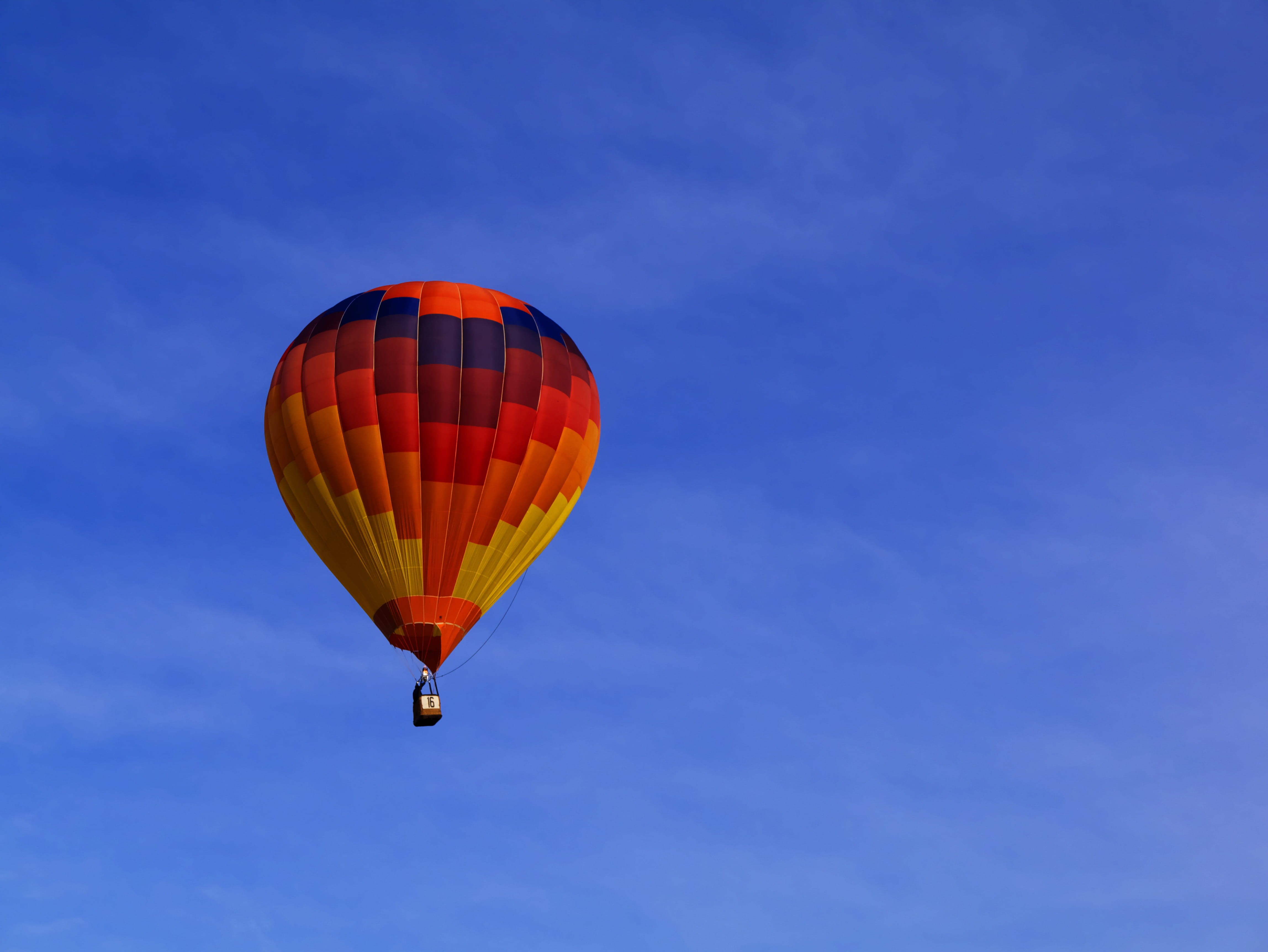 4K, transportation, mid-air, hot, multi Colored, photo, outdoors, summer, motion, multicolored, fun, parachute, yellow, in clear, mid, heat - Temperature, HD Wallpaper