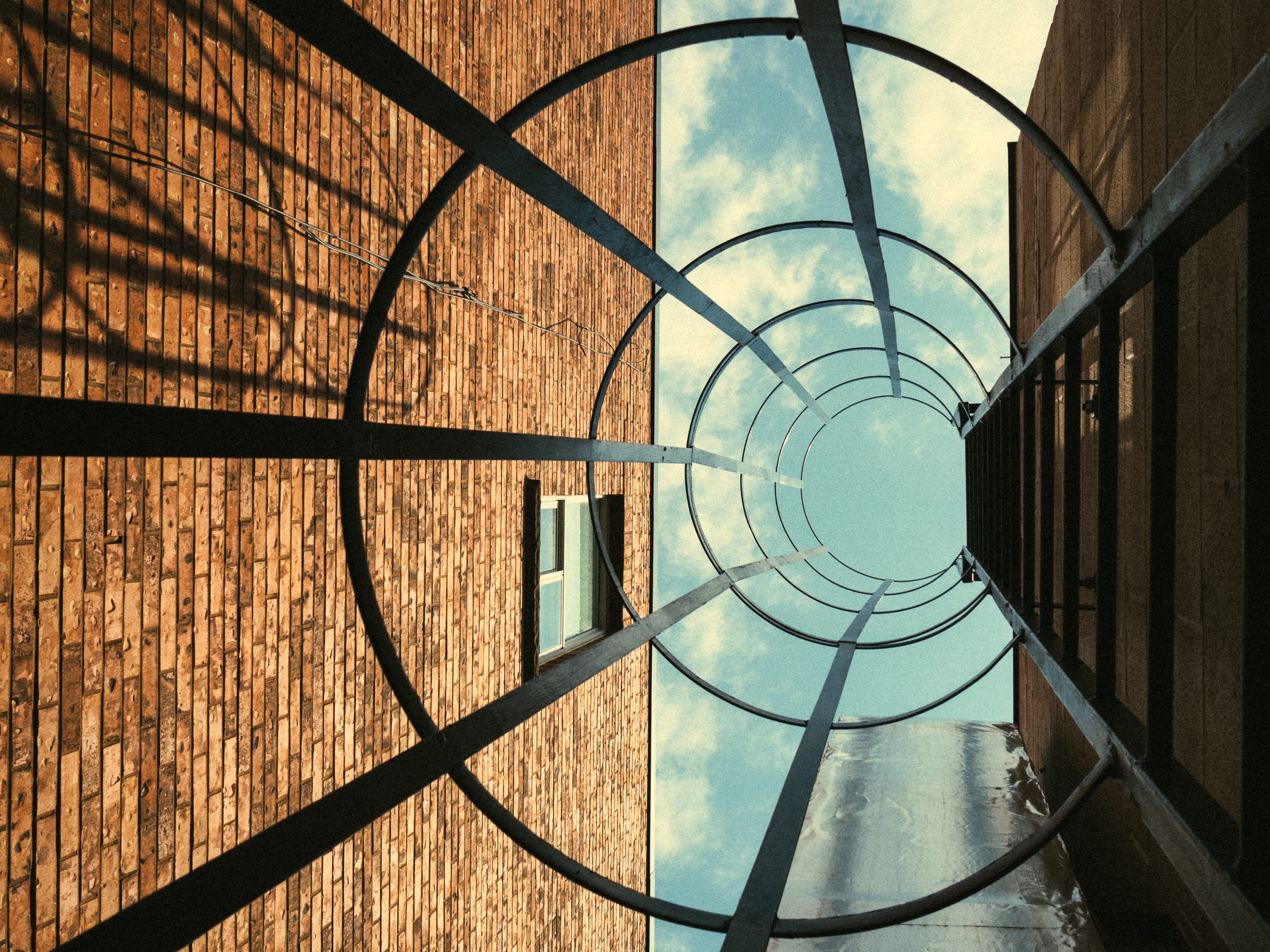 worm, s, spiral, shape, sunlight, boundary, exit, design, eye, shadow, fence, day, cage, lookup, yorkville, outdoors, photo, metal, architecture, bricks, HD Wallpaper