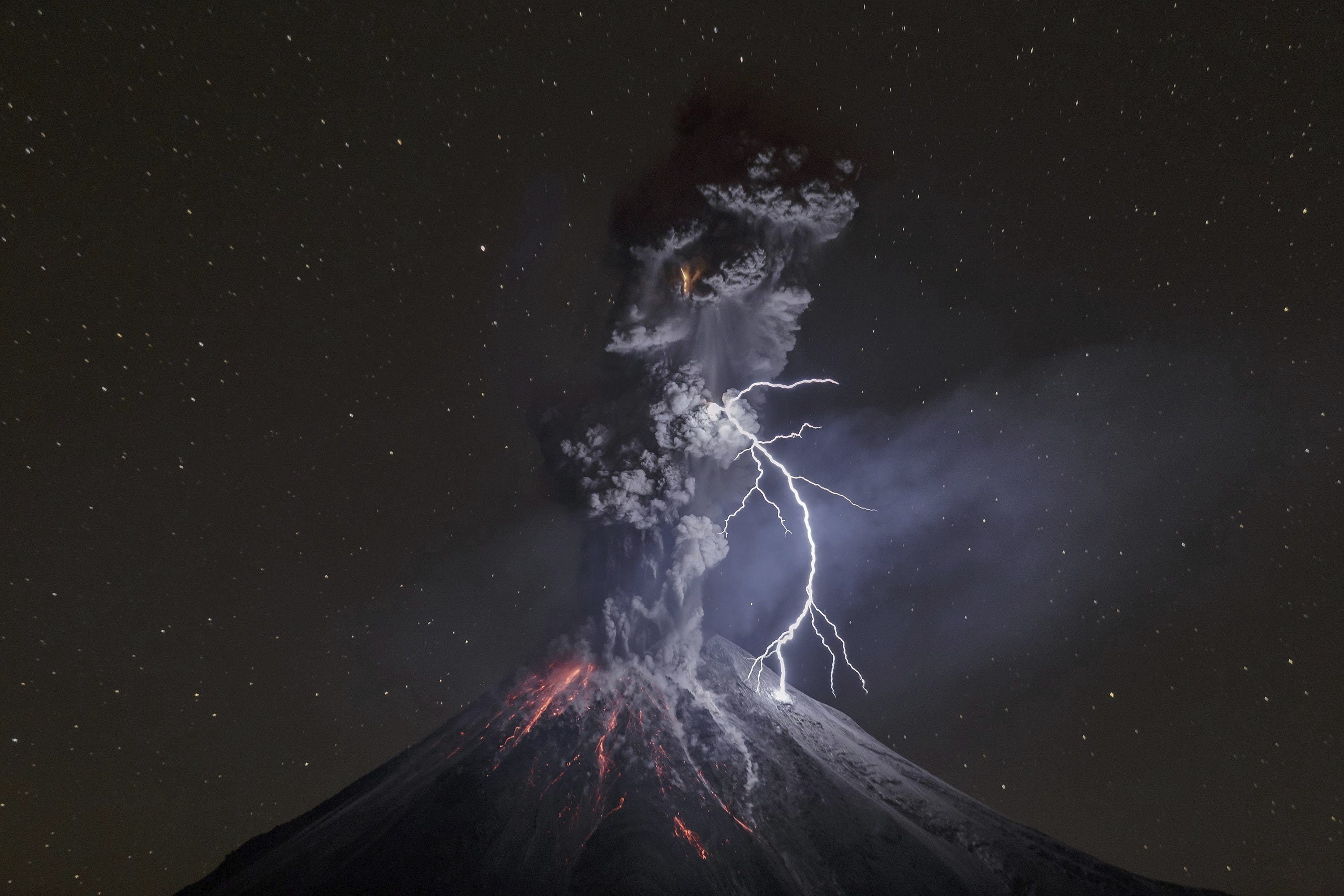 lightning, Mt. Agung, 2K, clouds, Mount Colima, volcano, Bali, HD Wallpaper