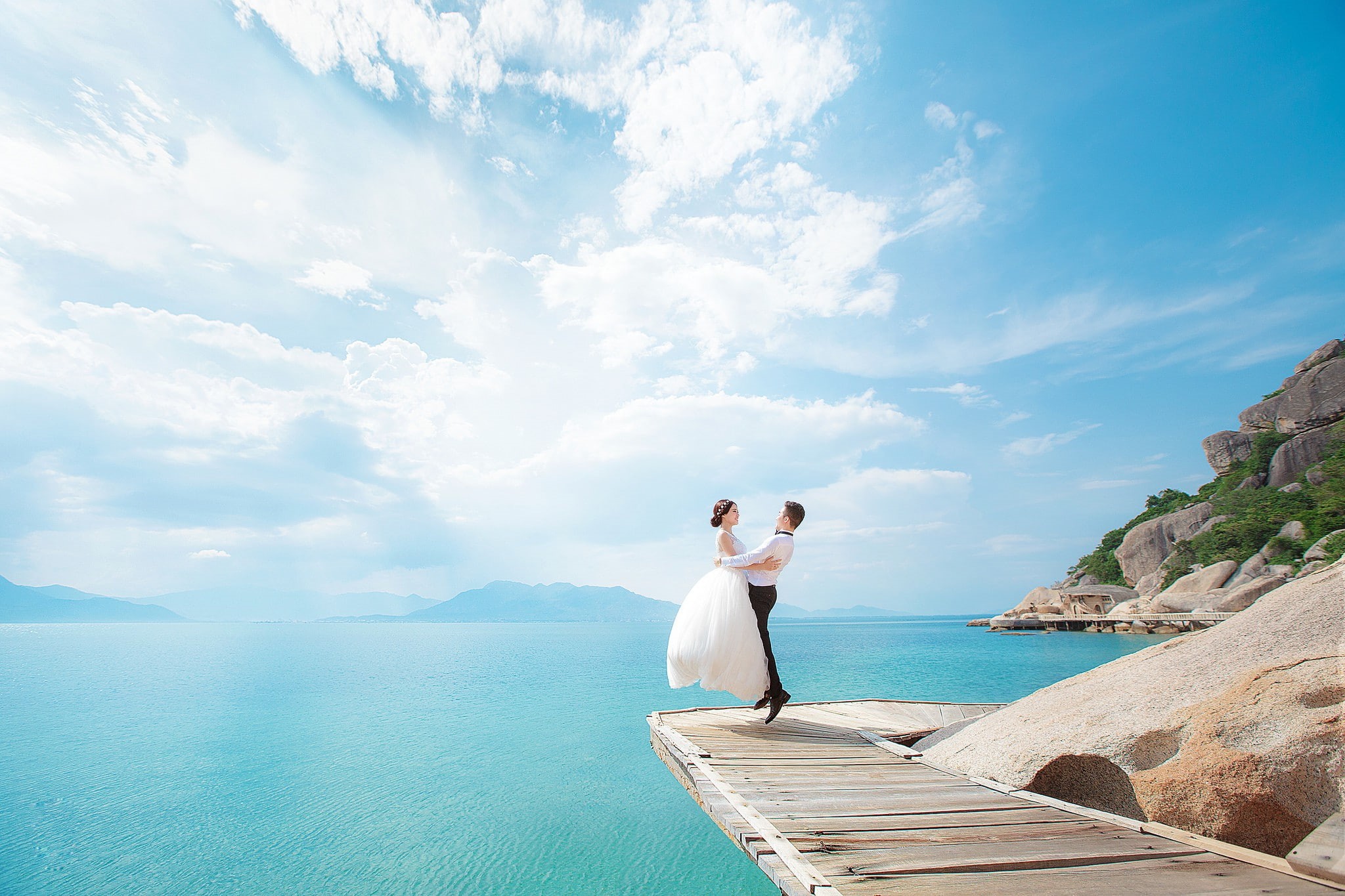 crown of flowers, islands, s, sky, sea, sun, white, bride, women, couple, clouds, groom, wedding, 1080P, bouquet, dress, jump, HD Wallpaper