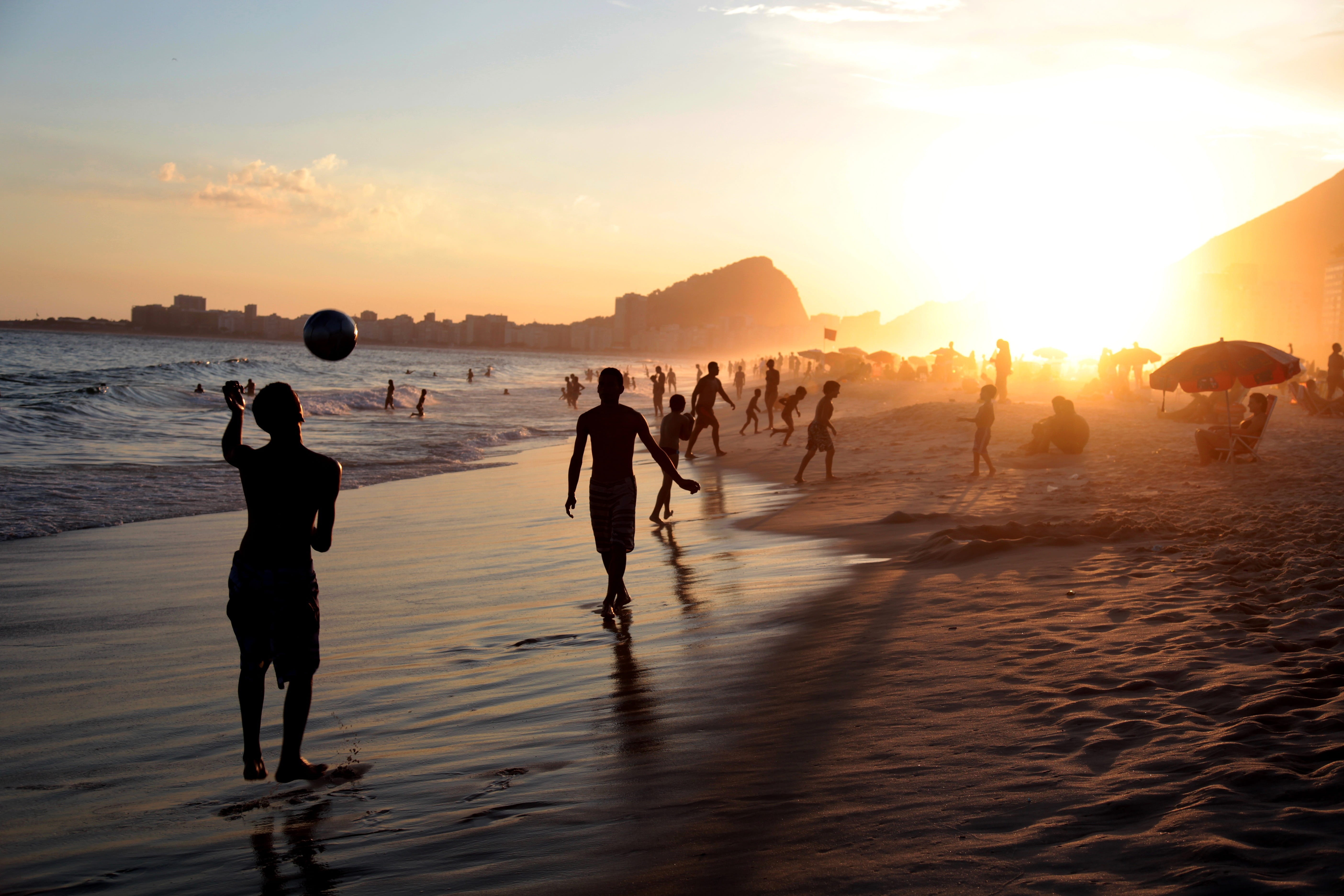 scenics - nature, seashore, outdoors, beauty in nature, land, water, leisure activity, 5K, crowd, nature, sunlight, rio, sunset, soccer, beach, rio de janeiro, HD Wallpaper