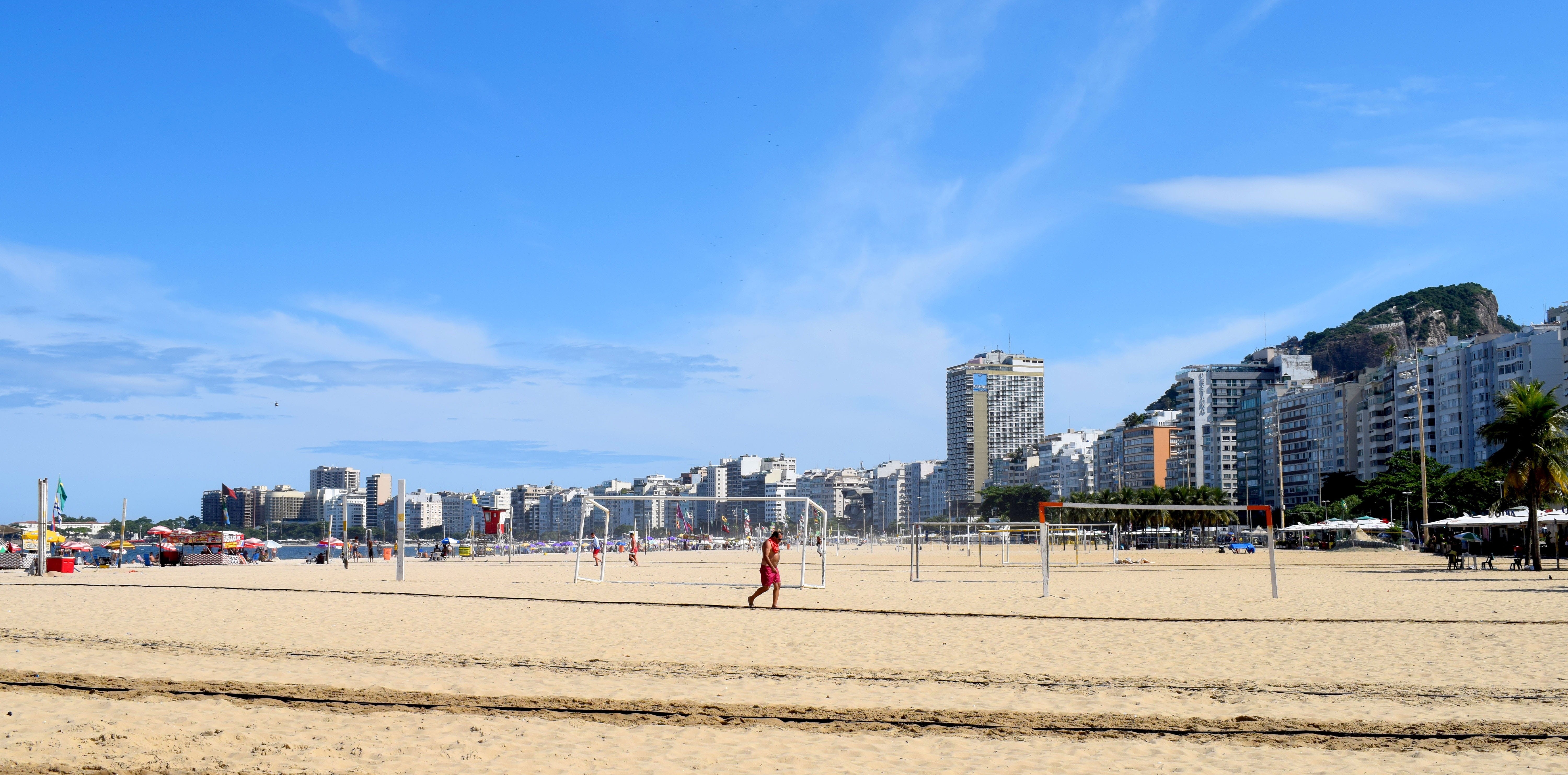 sand, day, 5K, cityscape, building exterior, ocean, cloud - sky, incidental people, sport, men, office building exterior, water, skyscraper, lifestyles, HD Wallpaper