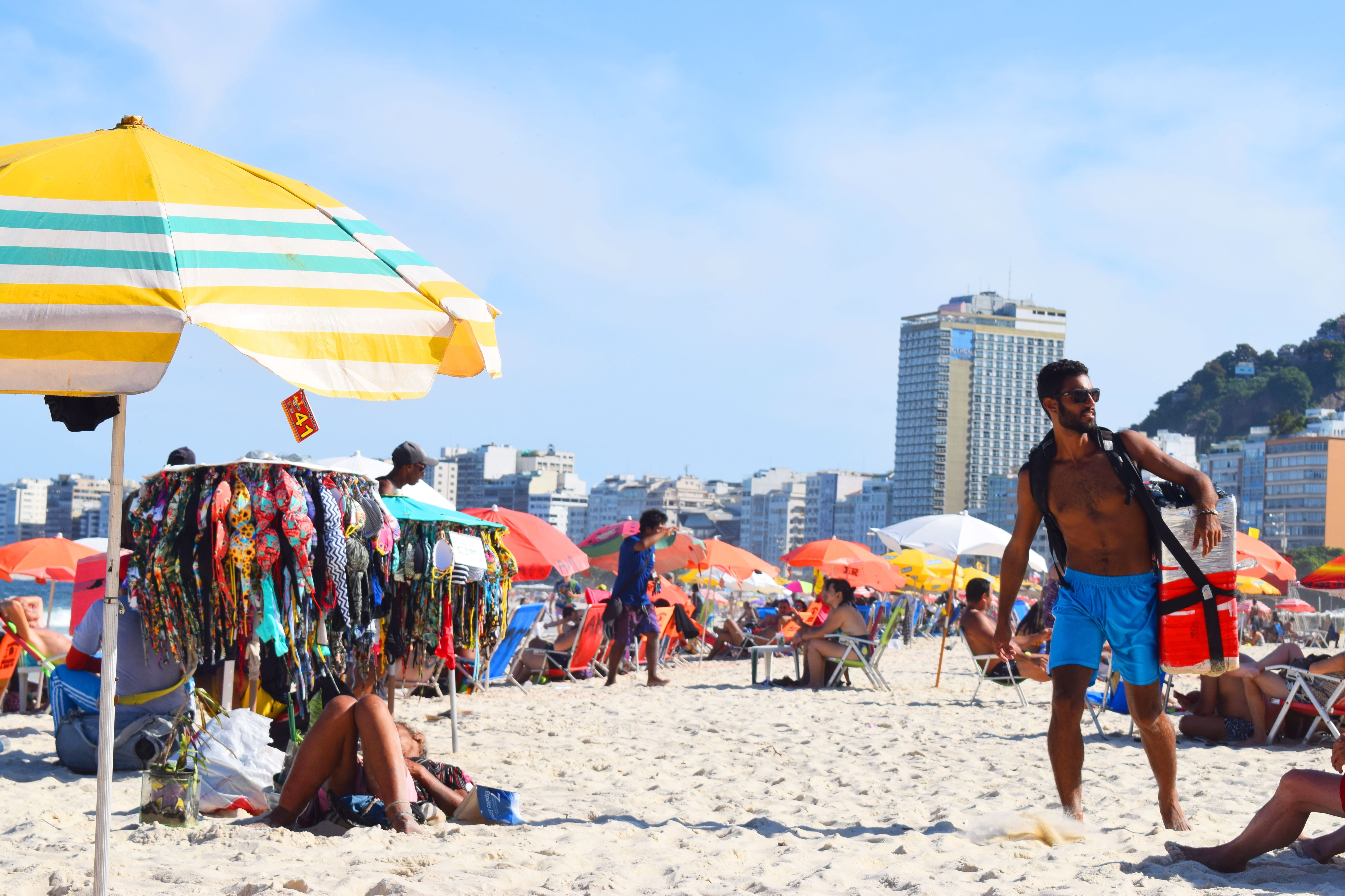 outdoors, real people, summer, adult, 5K, brazil, building exterior, men, sky, travel, women, group of people, crowd, people, sale, nature, tourism, ocean, HD Wallpaper