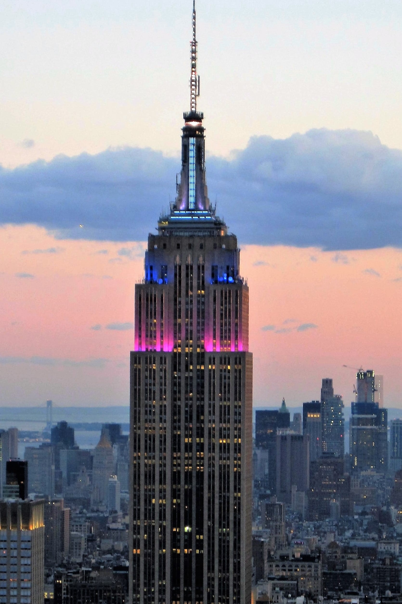 new york city, esb, office building exterior, urban Scene, financial district, empire, abendstimmung, cloud - sky, spire, romantic sky, usa, panorama, ny, Phone HD Wallpaper