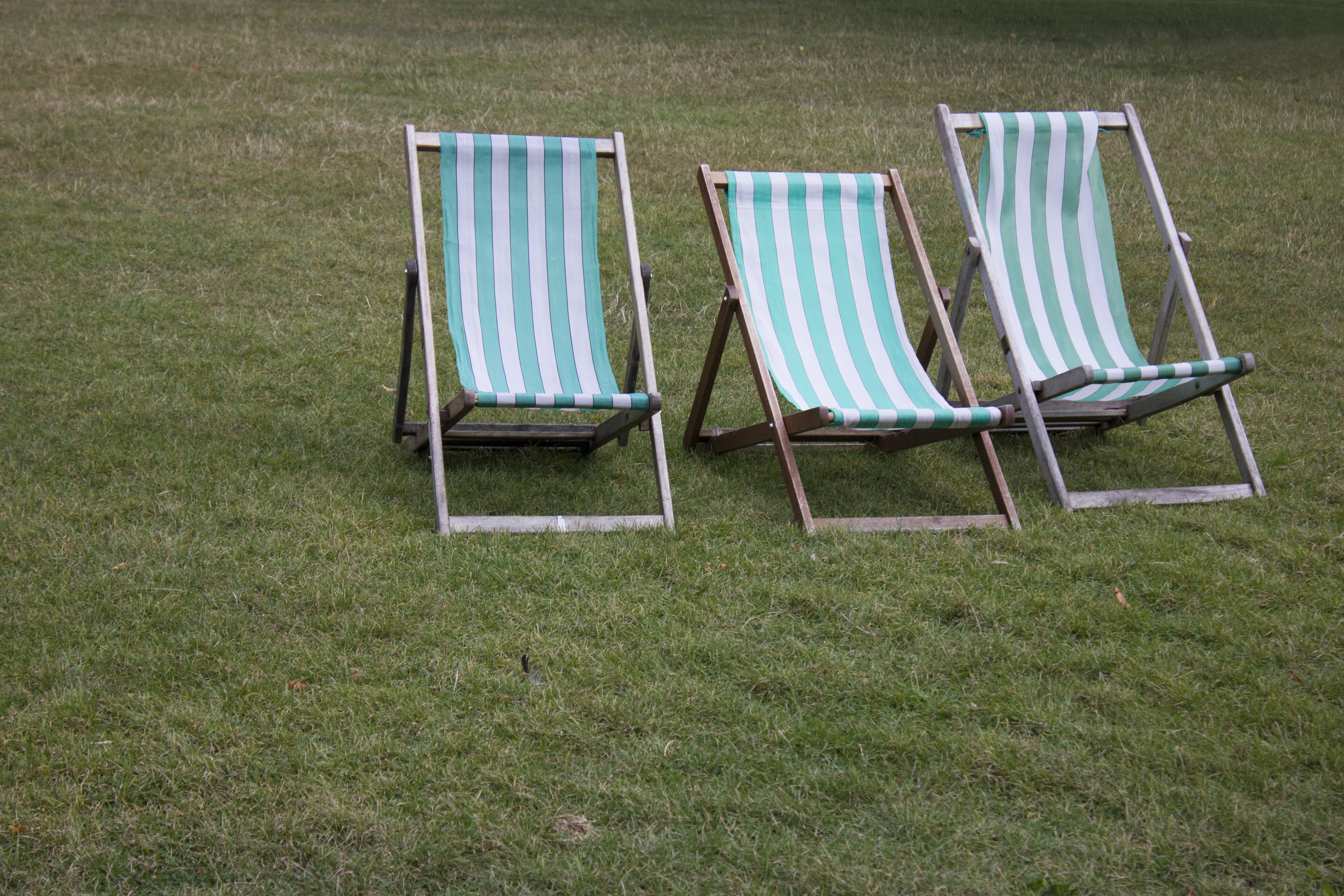 5K, england, folding chair, chairs, green color, no people, absence, land, grass, outdoors, outdoor chair, relaxation, striped, gardens, park, chair, field, HD Wallpaper
