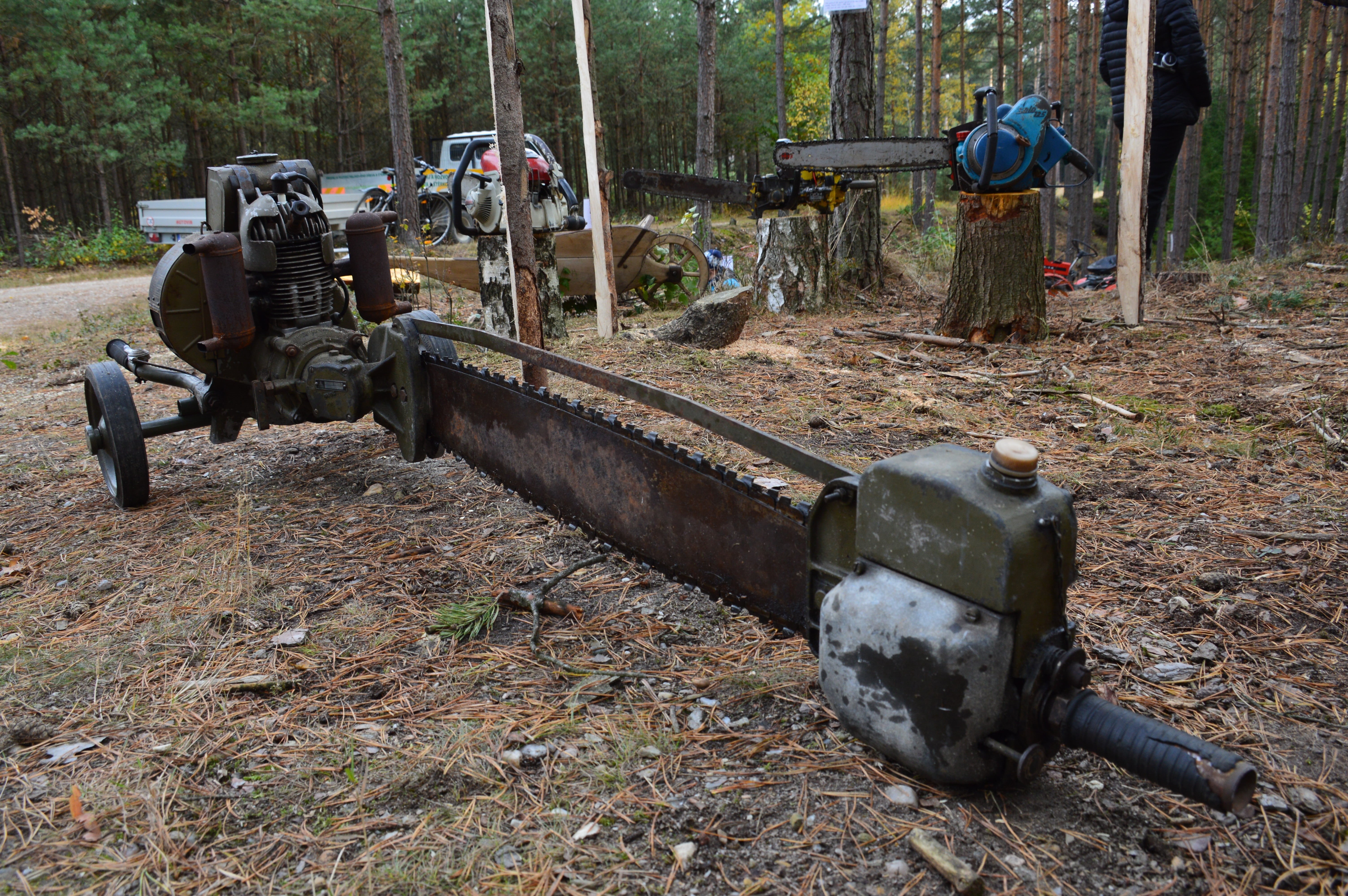 dvoumužná chainsaw, pila, transportation, machinery, damaged, plant, chainsaw, motor, people, mode of transportation, outdoors, historic sawmill, 5K, metal, HD Wallpaper