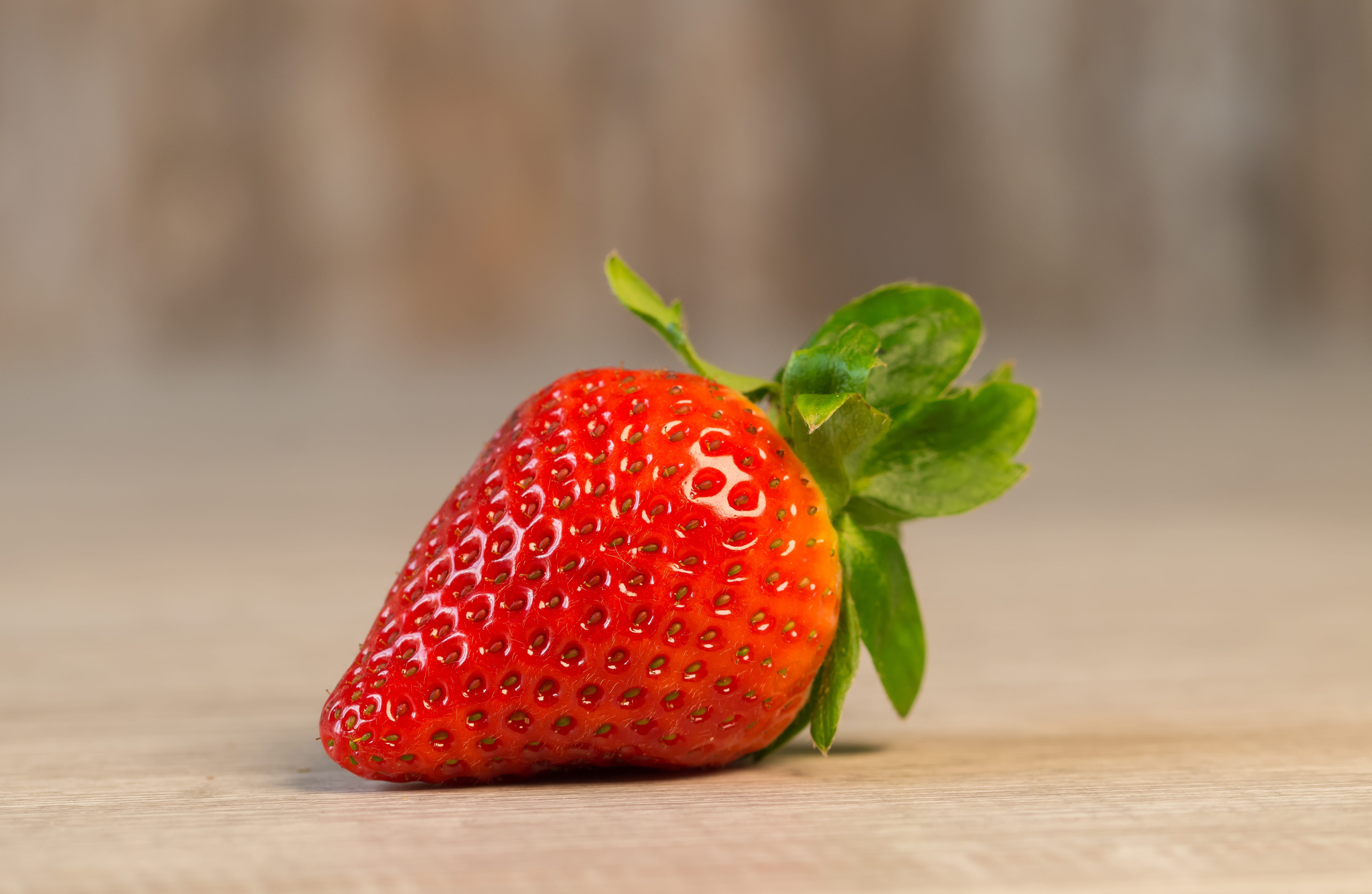 blur, wooden, indoors, 5K, berry, berry fruit, still life, red, juicy, no people, fruit, delicious, healthy, focus on foreground, wellbeing, surface, fresh, HD Wallpaper
