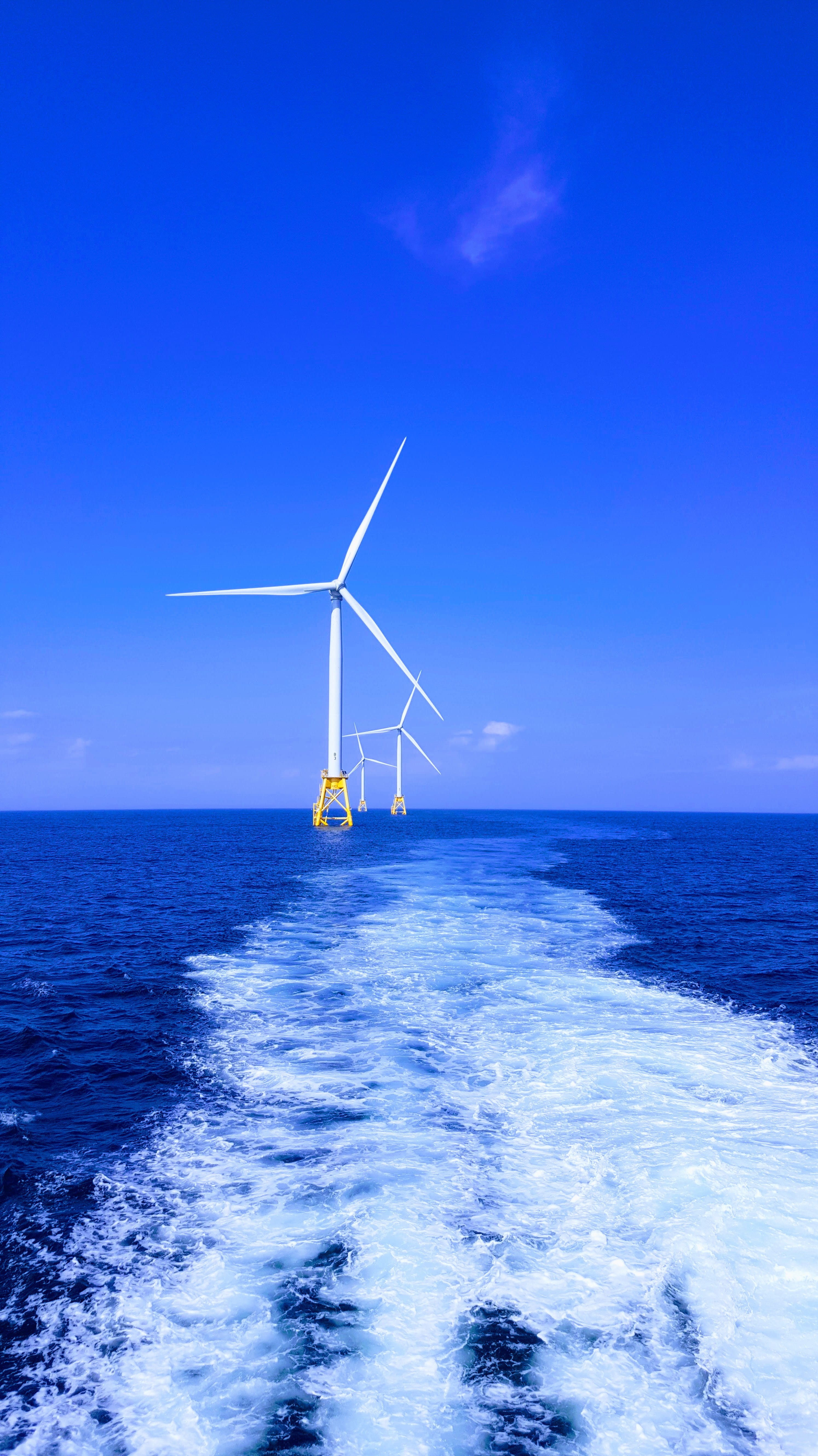 parque eólico, aerogenerador, wind farm over water, water, wind farm, sea, wind, windmills, horizon, nature, wind power, horizon over water, sky, outdoors, Phone HD Wallpaper