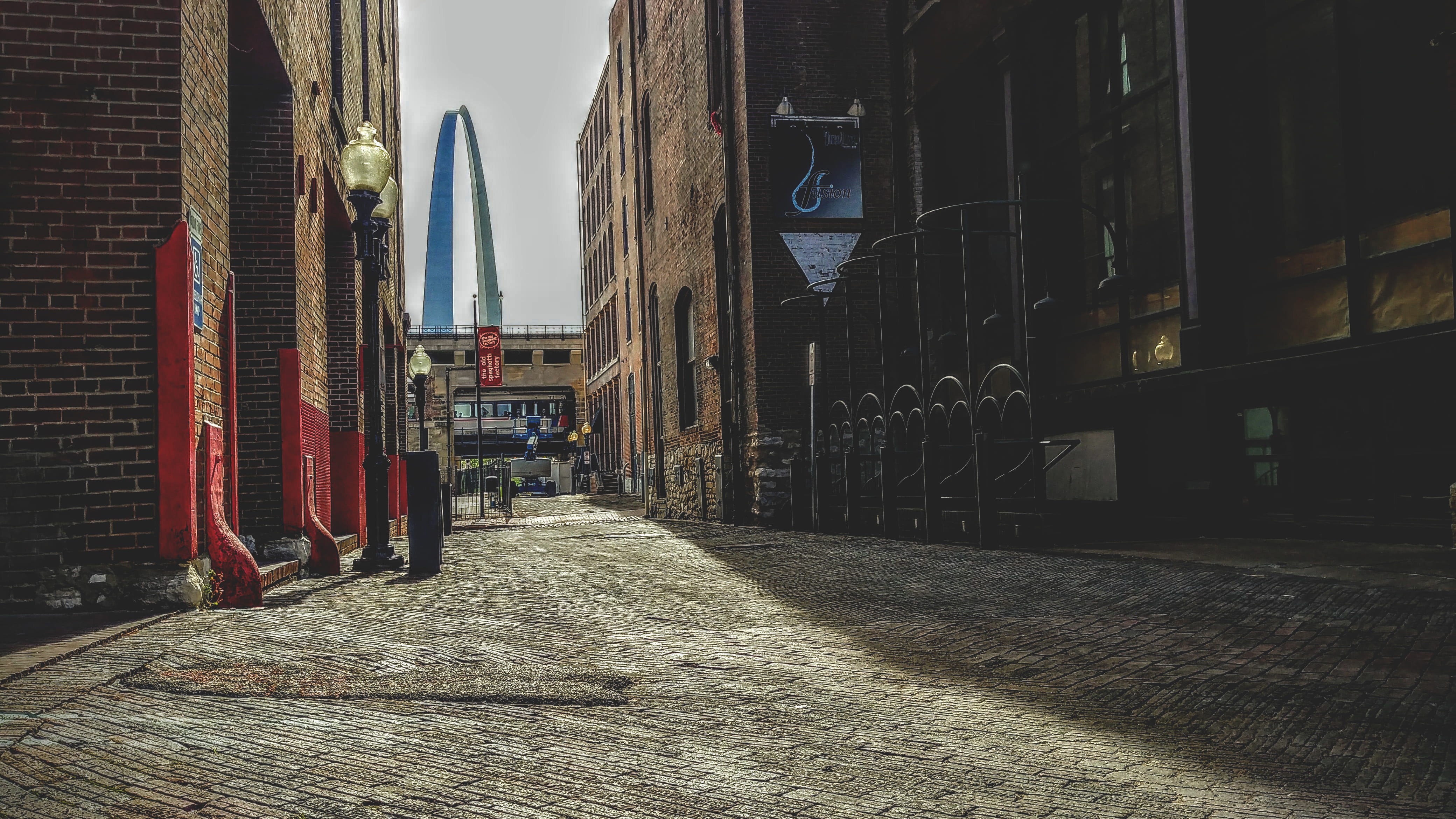 lamp post, alley, st. louis, cobblestone, long, building, outdoors, day, nature, the old spaghetti factory, building exterior, residential district, sunlight, HD Wallpaper