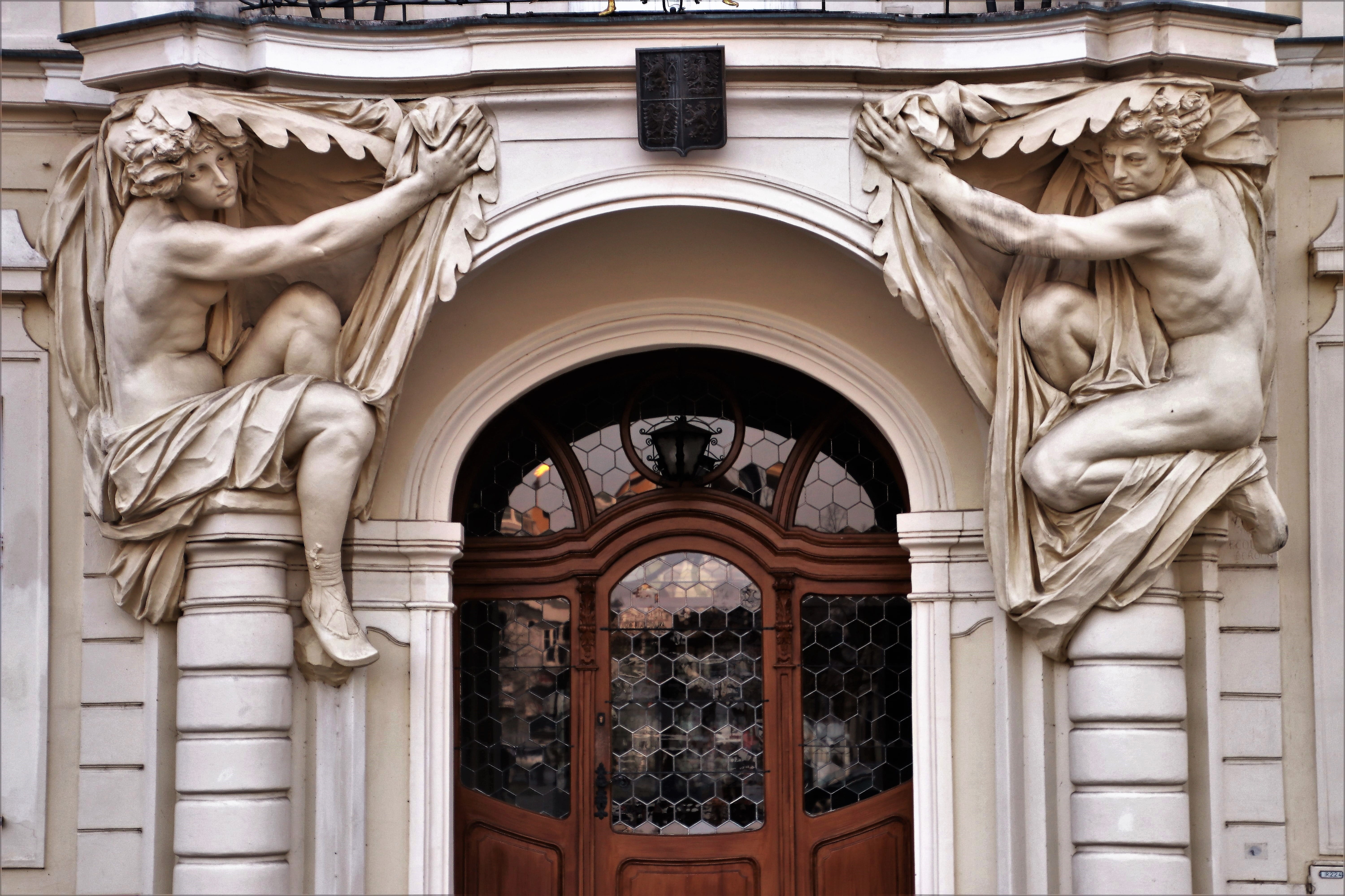 old building, bas relief, desktop, ornate, arch, entrance, statue, creativity, carving - craft product, human representation, the structure of the, angel, HD Wallpaper