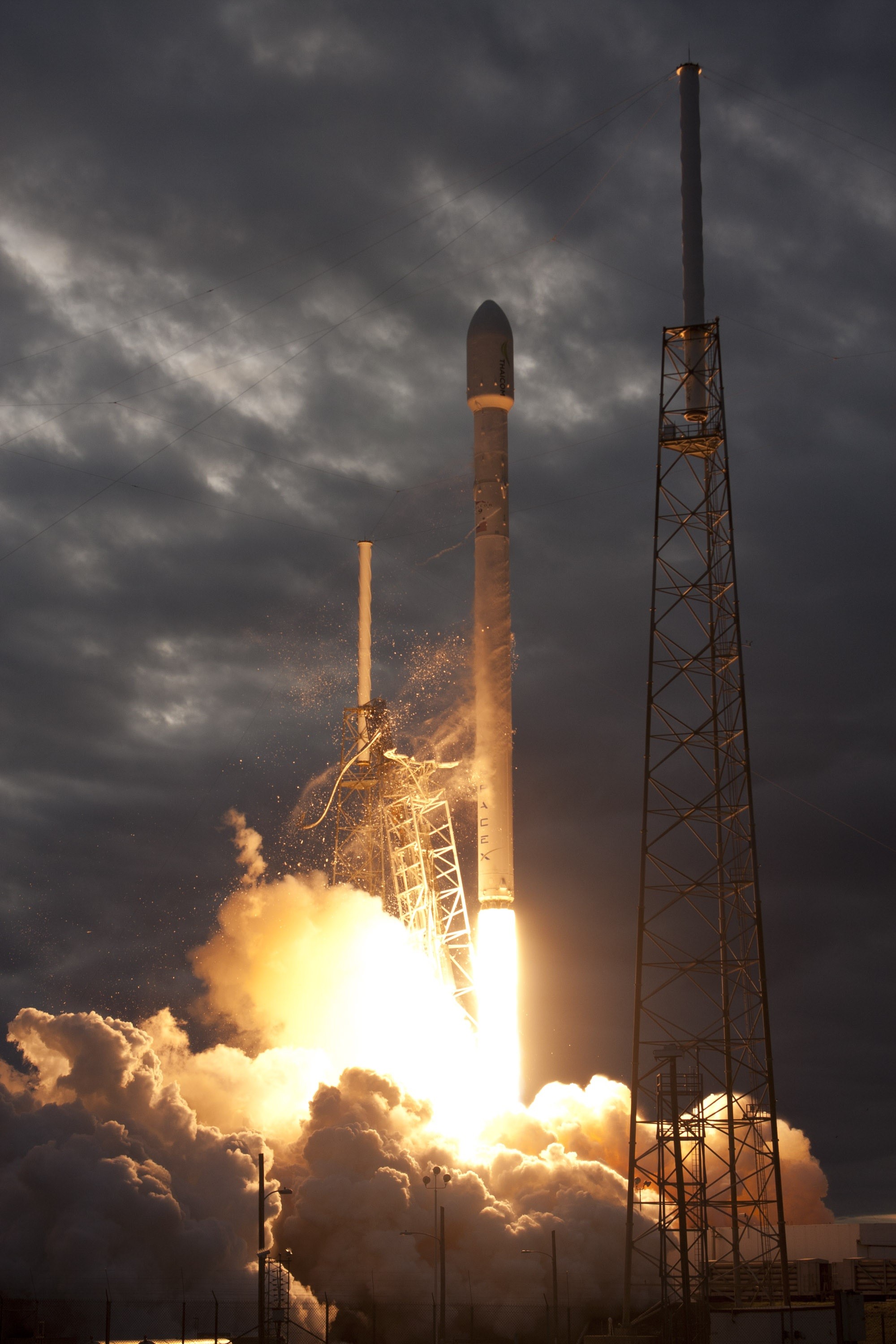 power, low angle view, vehicle, space, rocket, flames, air pollution, fuel and power generation, cape canaveral, missile, outdoors, pollution, 2K, flying, Phone HD Wallpaper