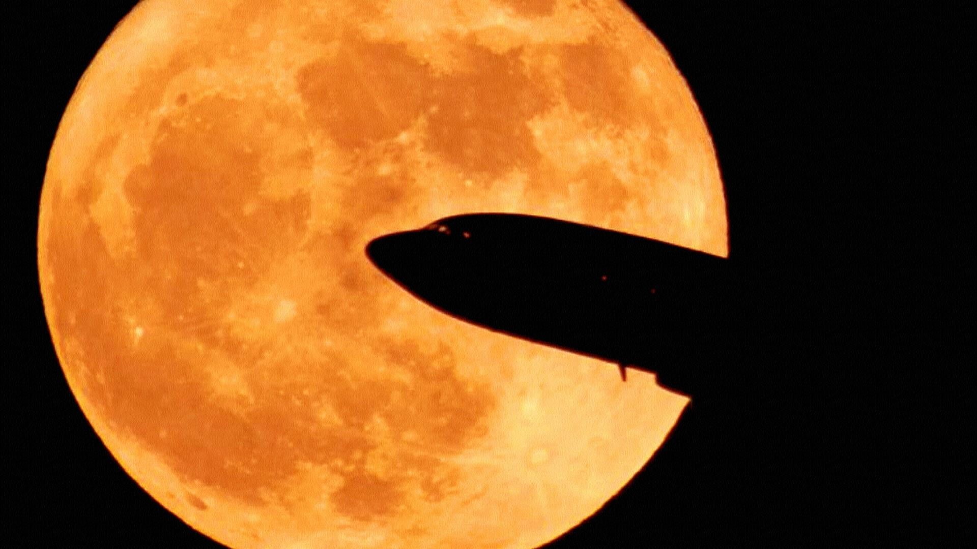 moon, planetary moon, natural phenomenon, phenomenon, airplane, astronomical object, full moon, space exploration, eclipse, black background, supermoon, HD Wallpaper