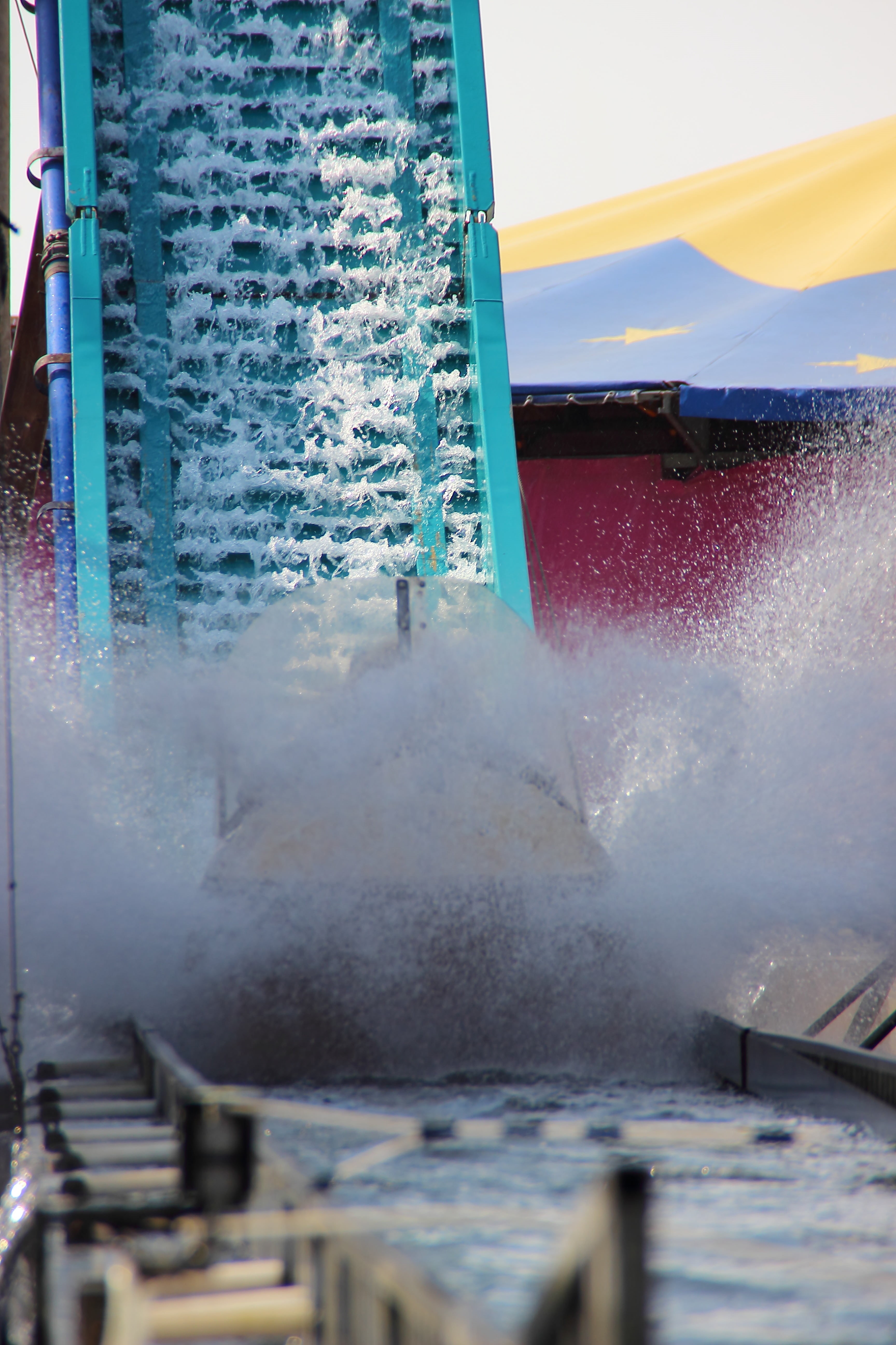 5K, hustle and bustle, spraying, fun, fair, architecture, sport, cloud - sky, focus on background, pleasure, water rail, smoke - physical structure, inject, Phone HD Wallpaper