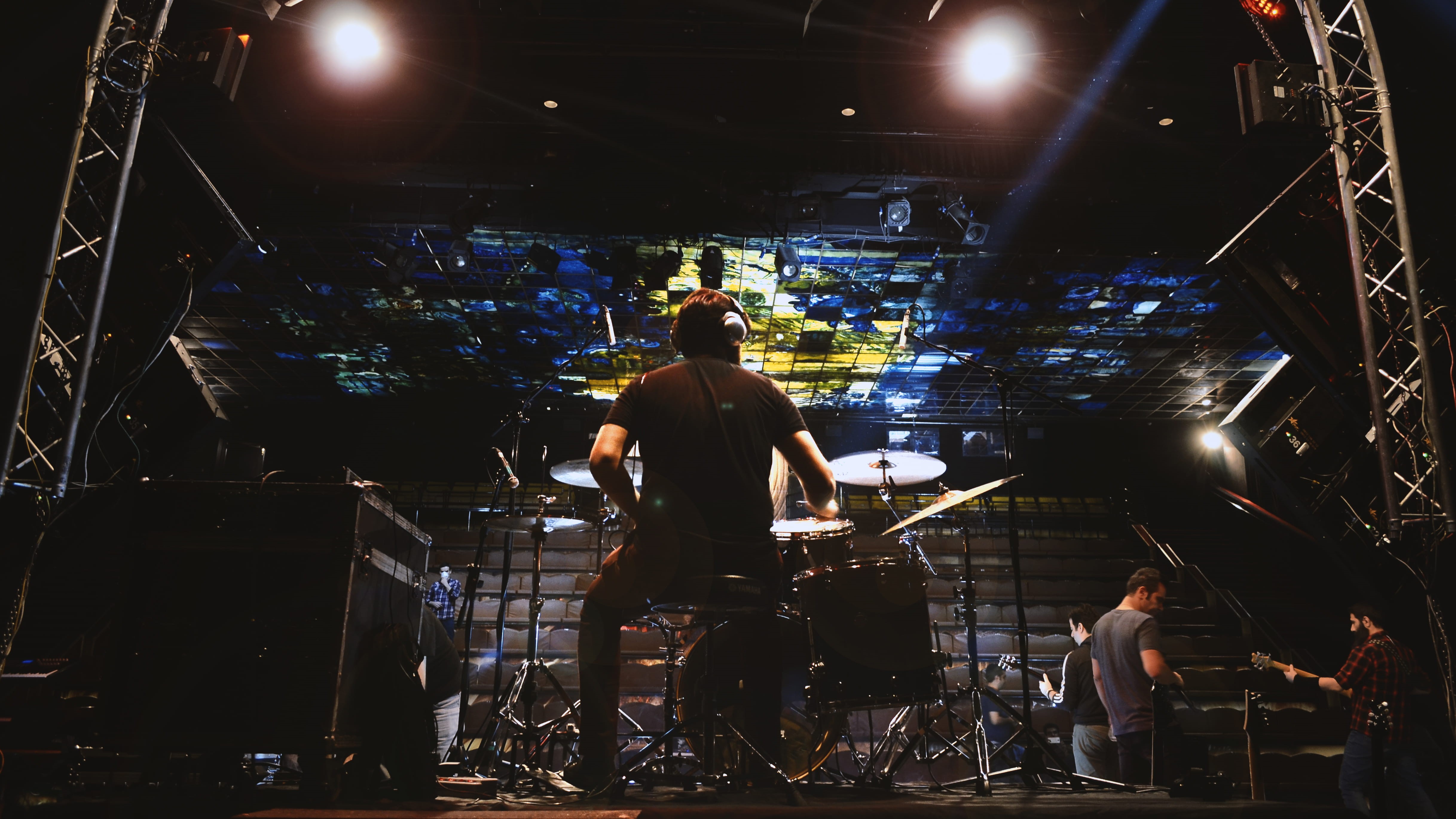 musical equipment, drums, nightlife, stage - performance space, lighting, guitar, musician, crowd, performance, entertainment occupation, drummer, rear view, HD Wallpaper
