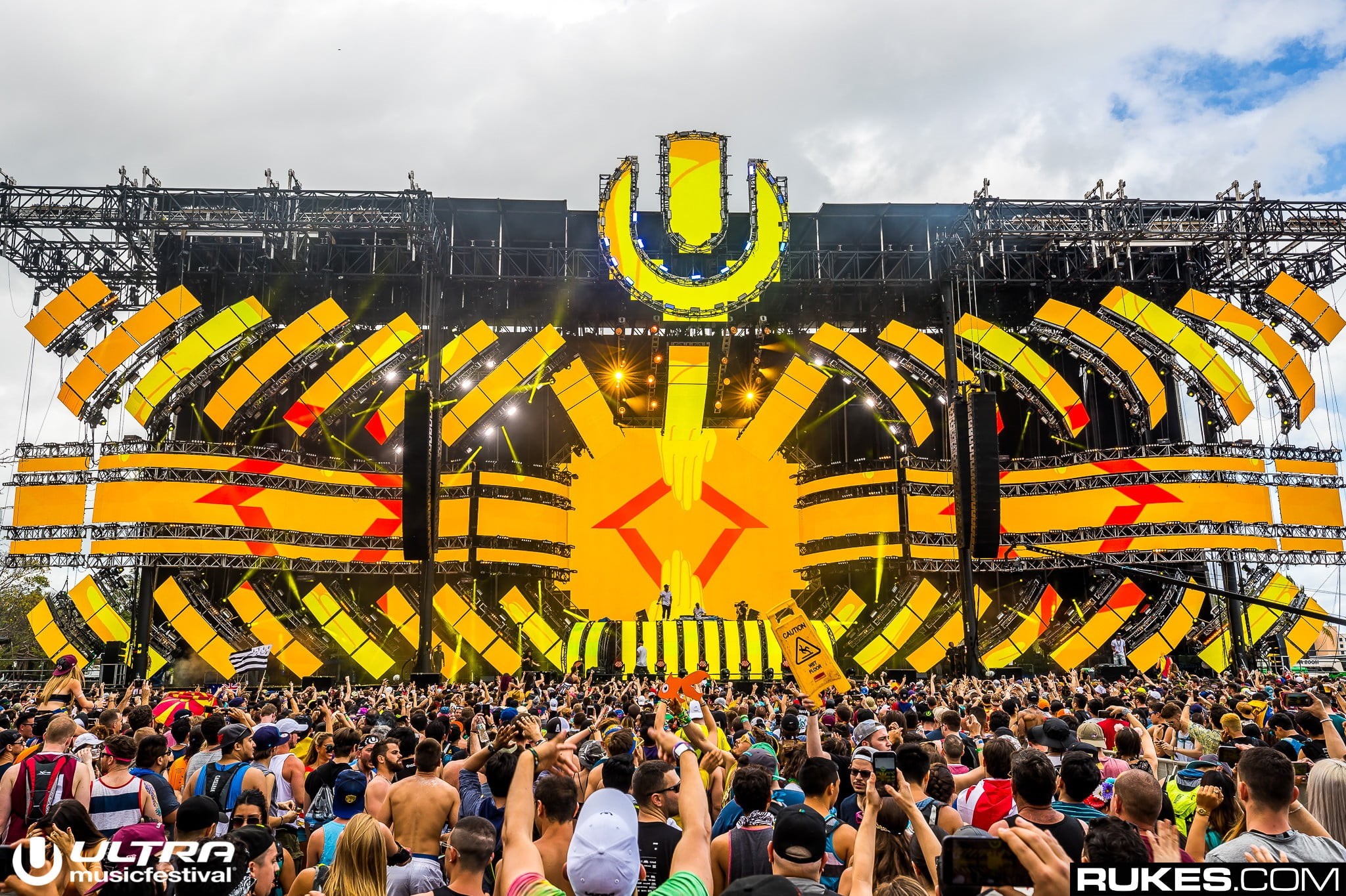 built structure, text, sky, large group of people, yellow, DJs, real people, arts culture and entertainment, building exterior, city, crowd, Rukes, lifestyles, HD Wallpaper