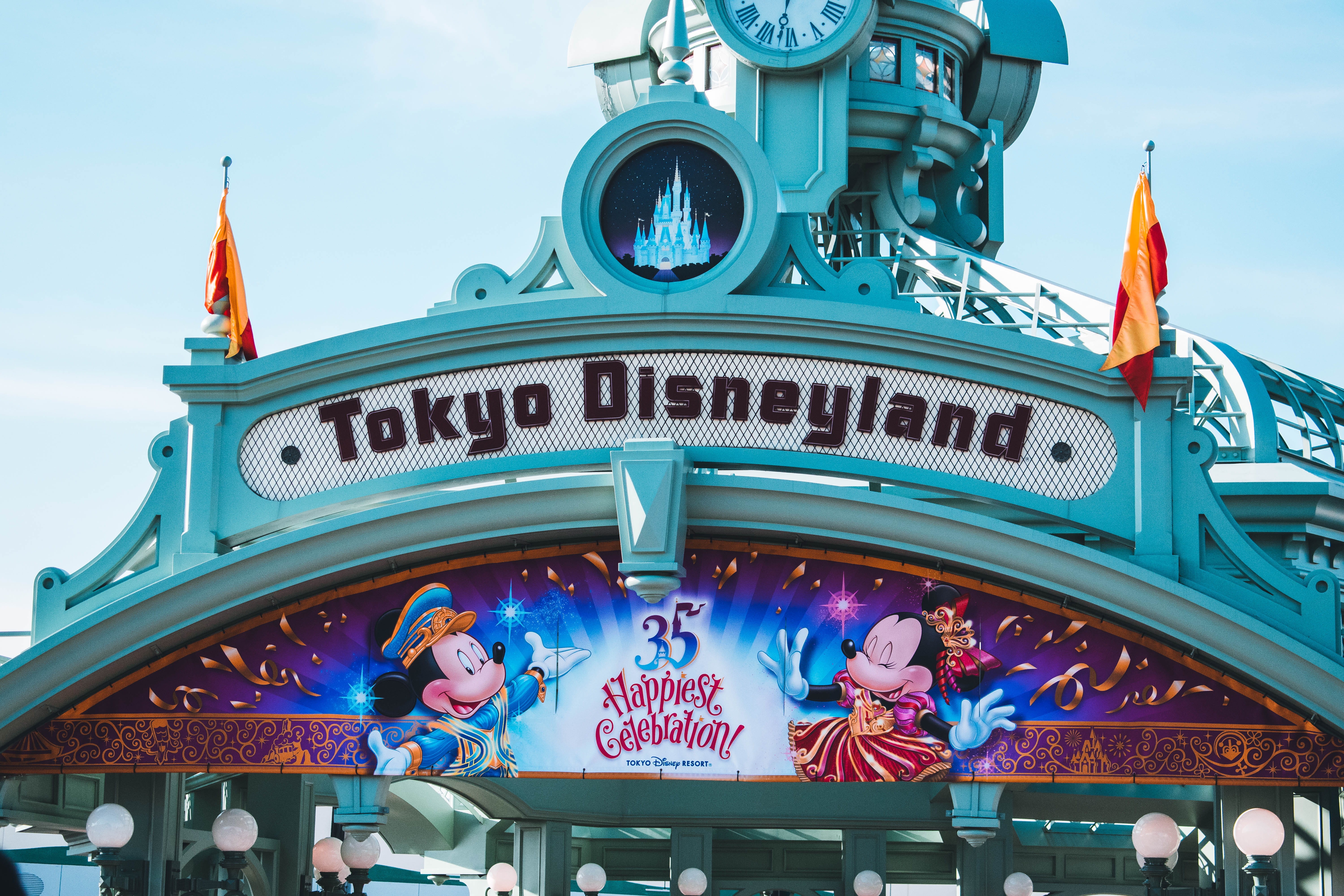Tokyo Disneyland, built structure, western script, low angle view, tourism, meal, outdoors, men, person, travel destinations, Amusement Park, human, human representation, HD Wallpaper