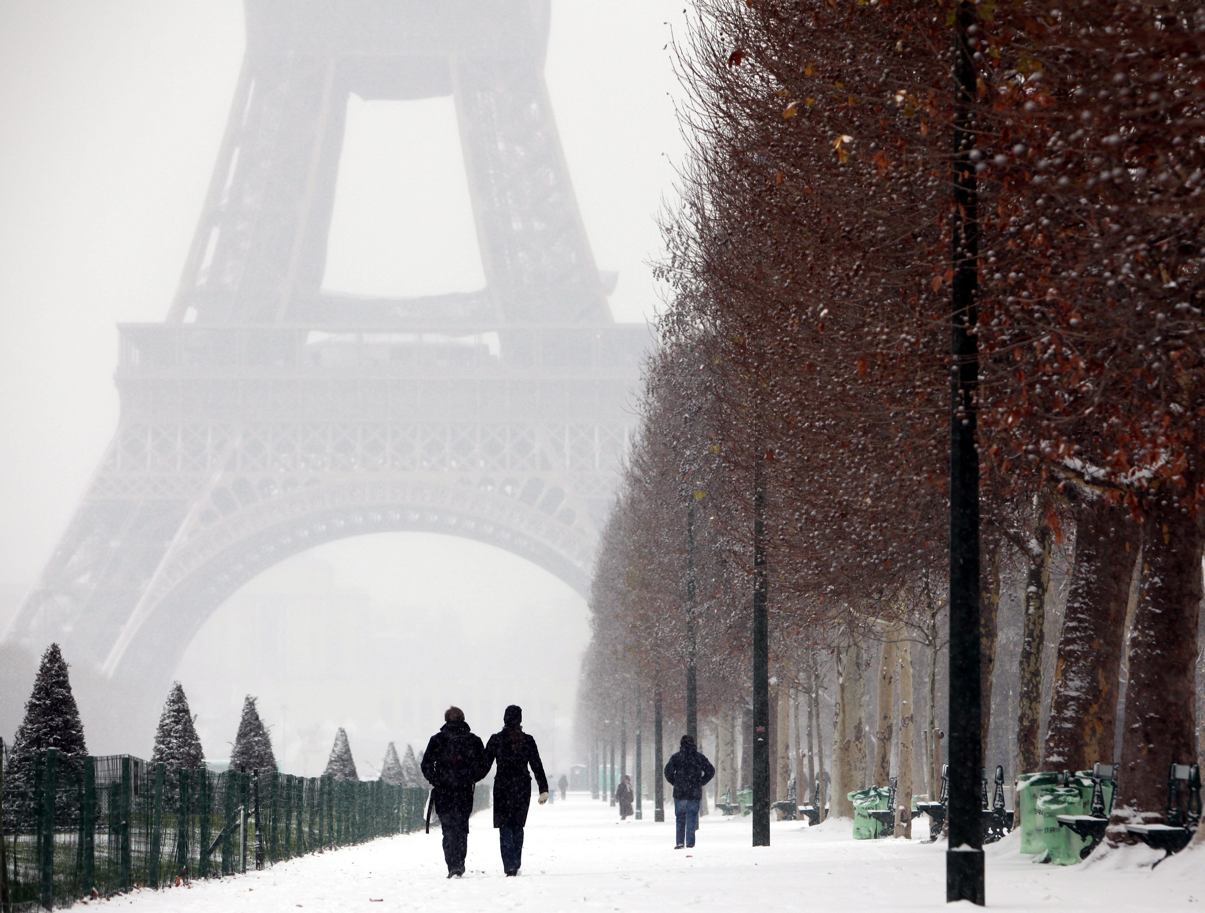 real people, people, christmas, From Paris with Love, vacations, history, group of people, famous Place, winter, 4K, season, walking, the past, warm clothing, HD Wallpaper