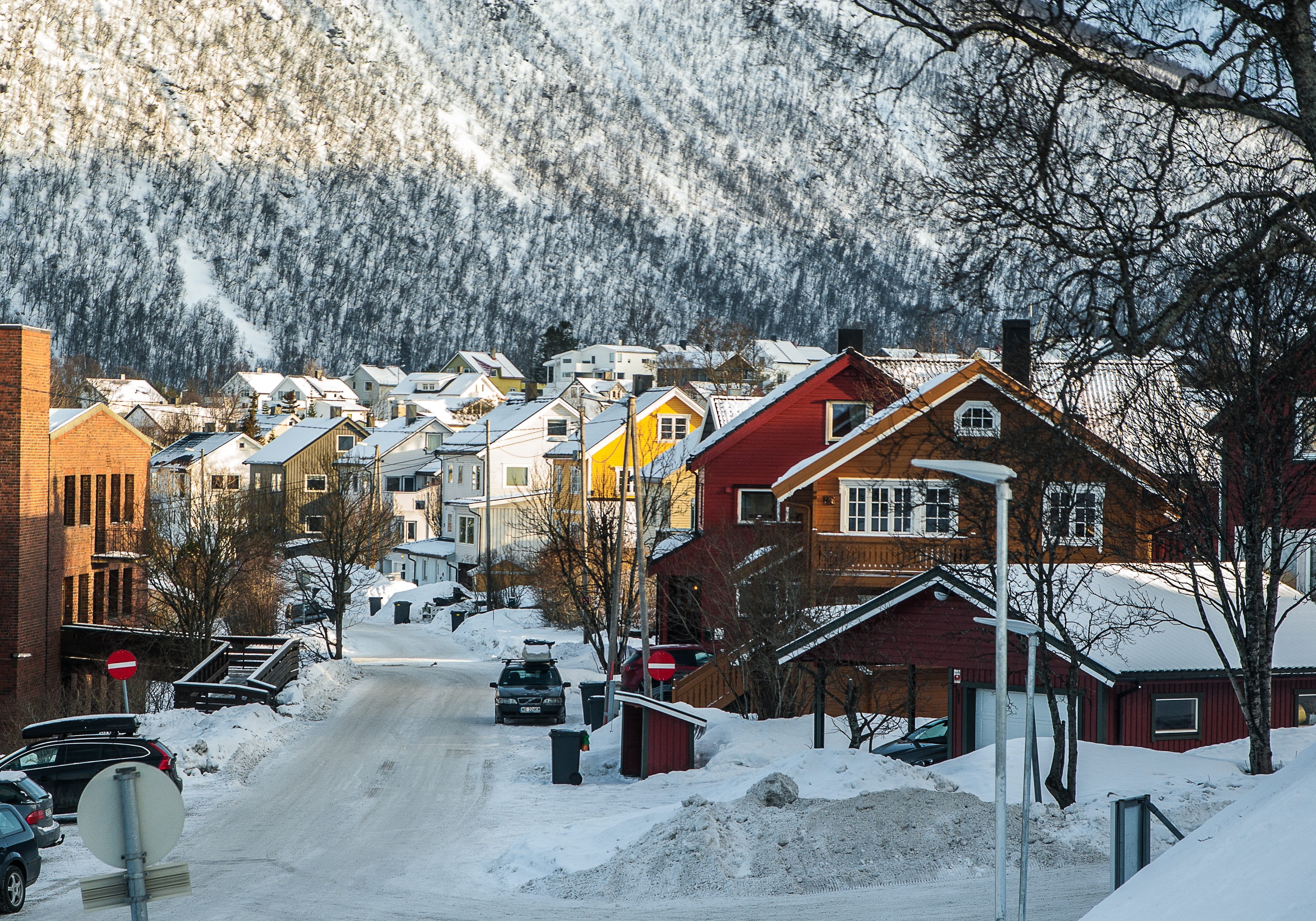 building exterior, snowing, mode of transportation, lapland, cold temperature, winter, residential district, city, car, fjord, outdoors, building, extreme weather, HD Wallpaper