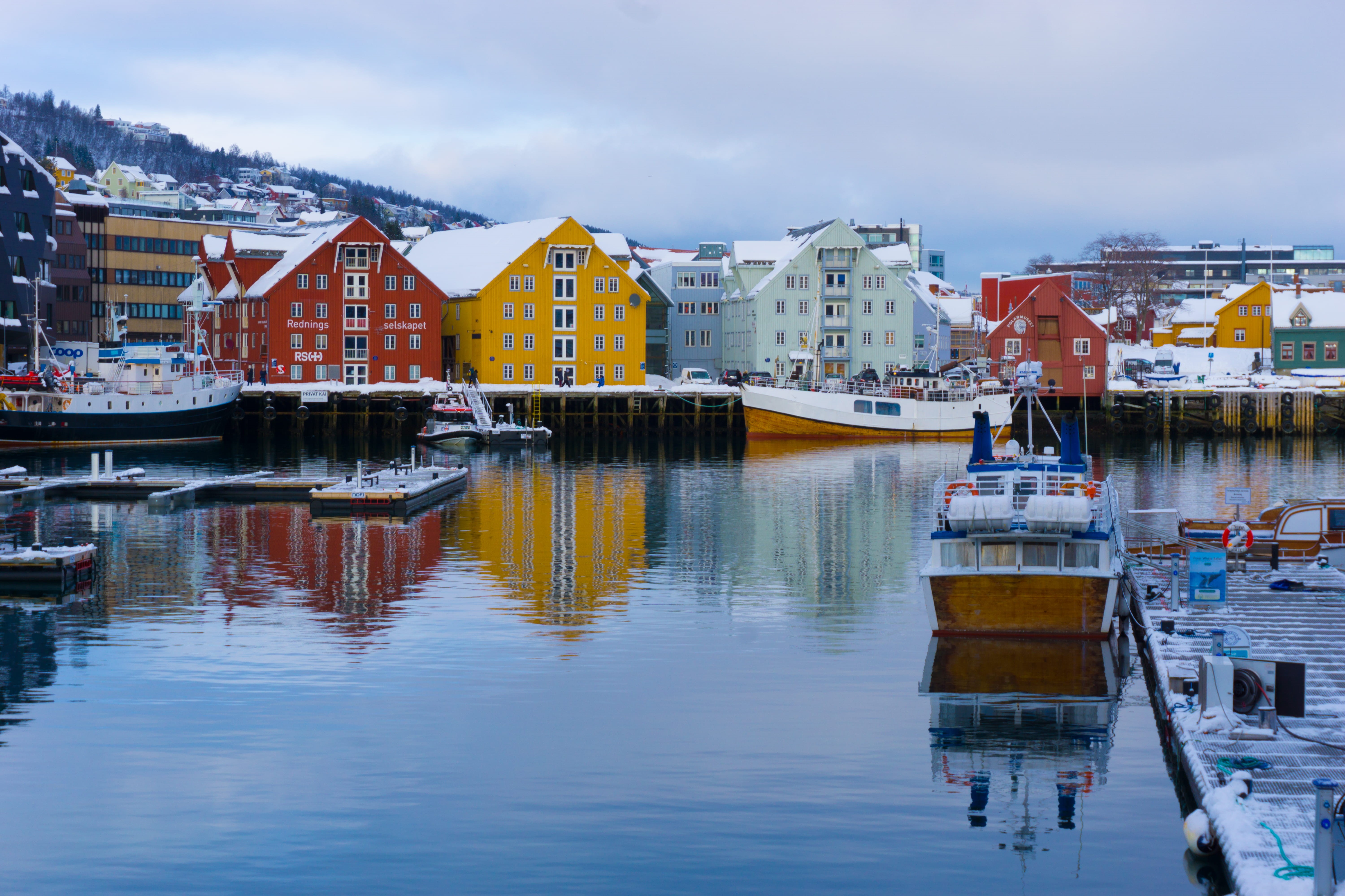 building exterior, moored, yellow, harbour, boats, residential district, outdoors, canal, water, day, red, reflection, no people, waterfront, HD Wallpaper