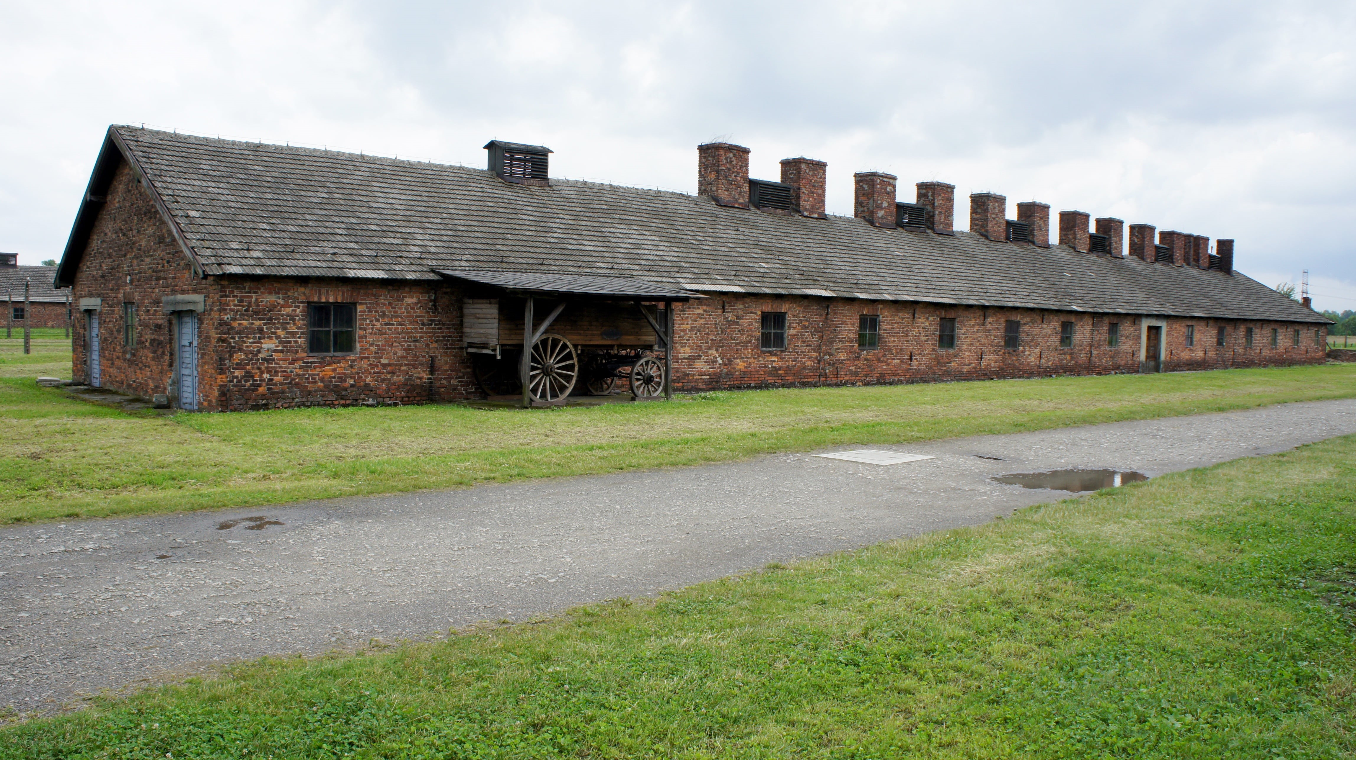 second world war, old, building exterior, auschwitz, architecture, 4K, barn, house, building, war, history, farmhouse, caught, cloud - sky, prosecution, HD Wallpaper