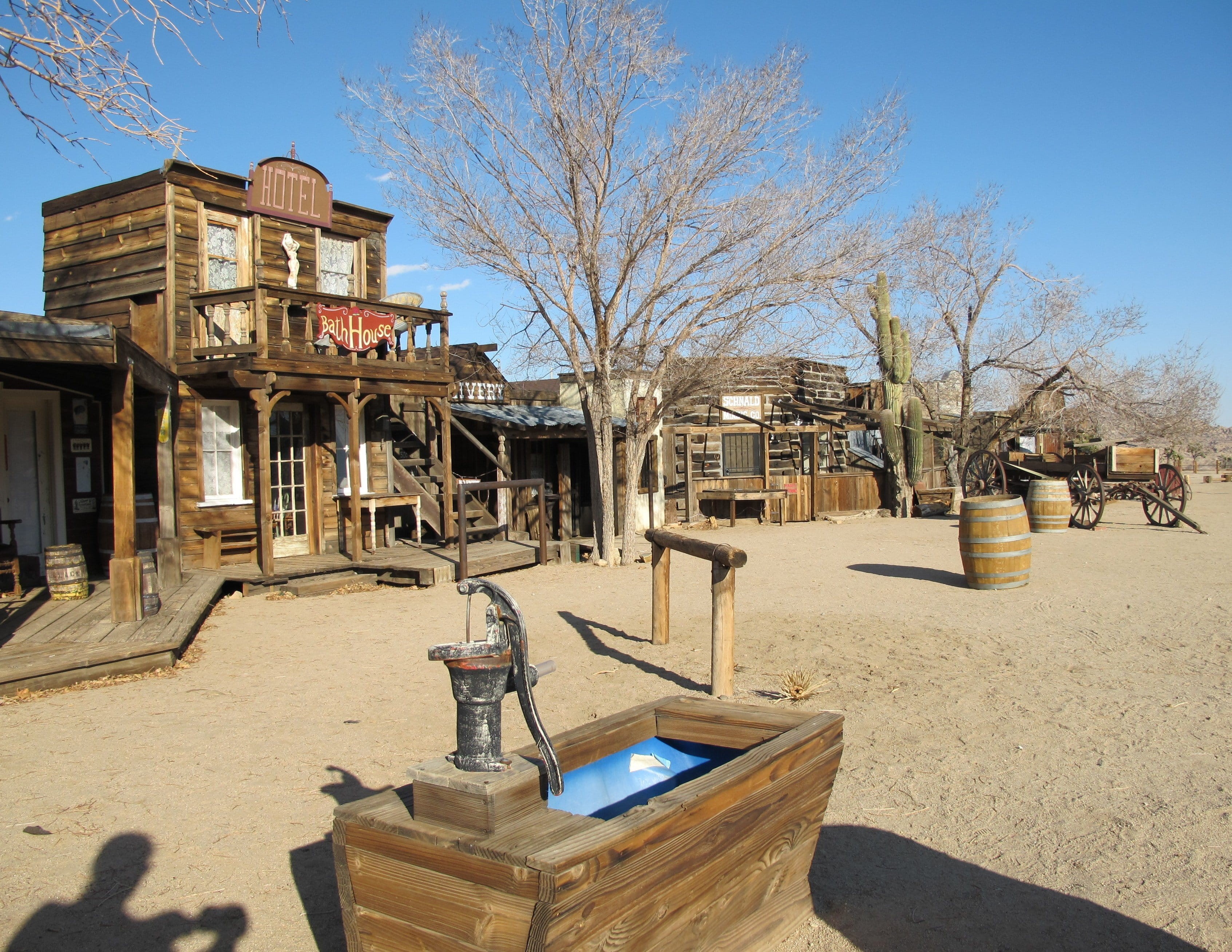 old, sunlight, building, bare tree, Western style, sky, building Exterior, cowboys, daytime, no people, water, wood, 2K, town, pioneertown, water well, HD Wallpaper