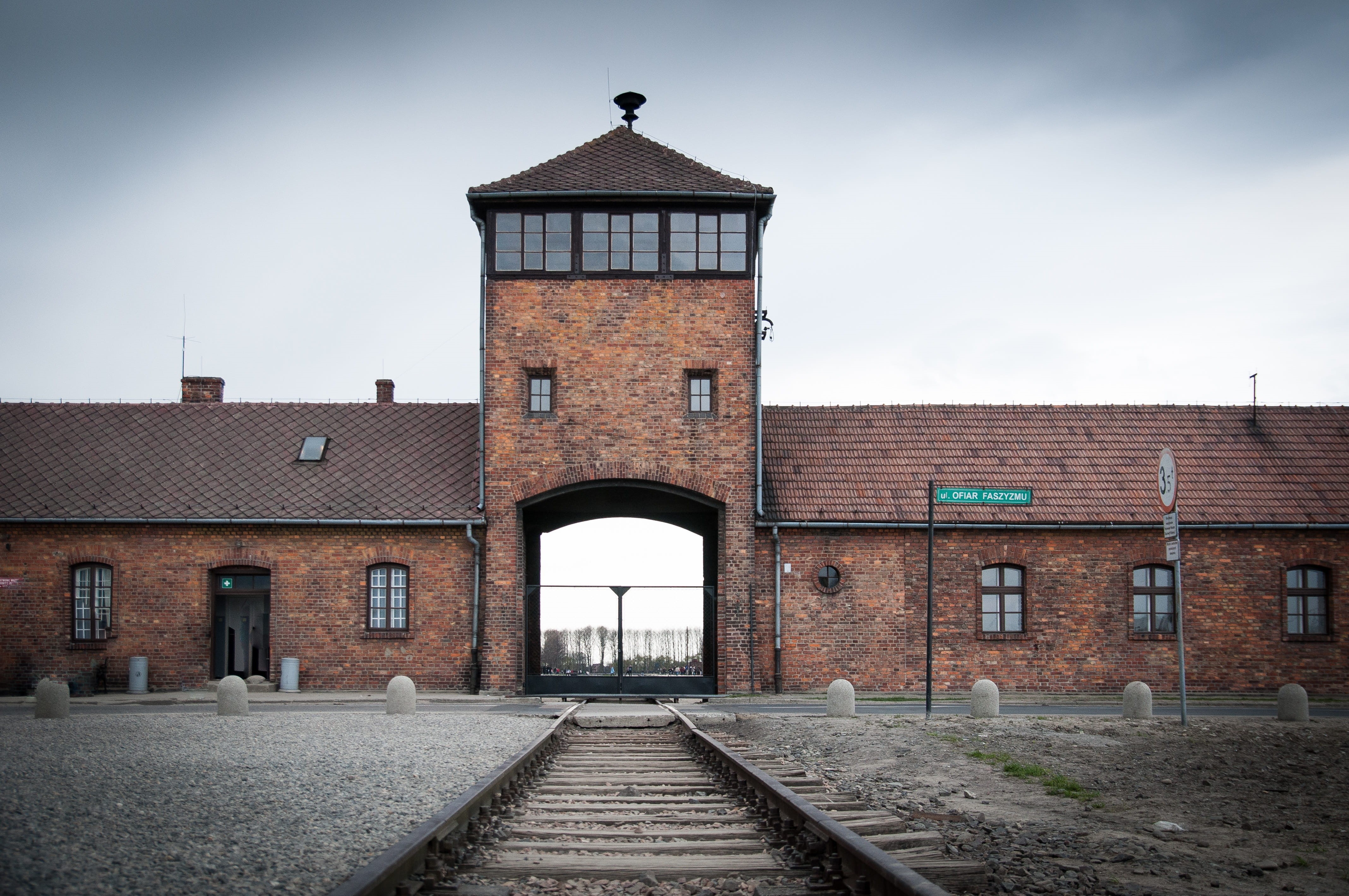 window, jew, direction, war, day, museum, auschwitz, architecture, jewish, memorial, building exterior, concentration, brick, 4K, city, history, barbed, HD Wallpaper