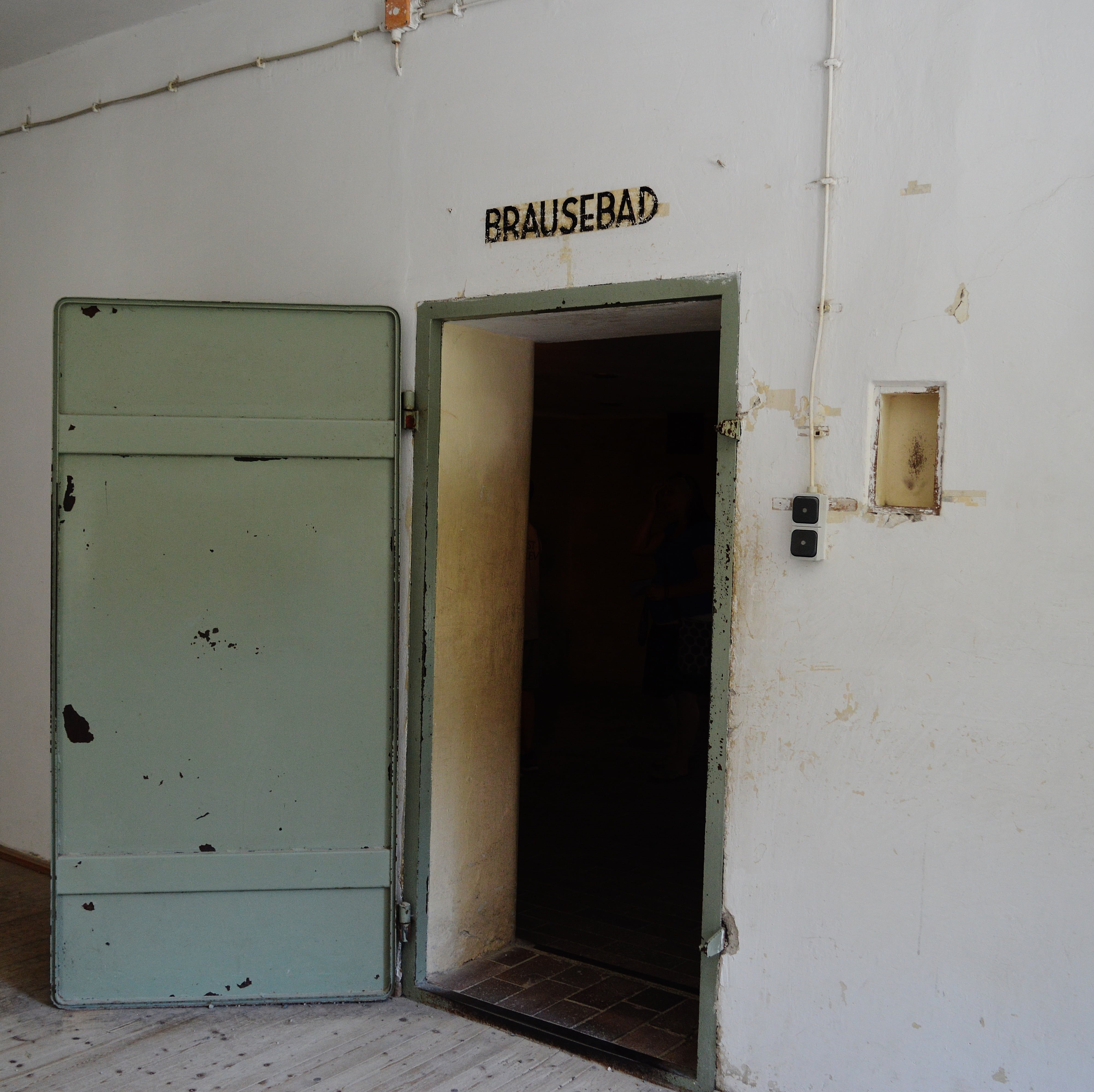 terrible, no people, door, mass murders, built structure, 4K, past, brausebad, day, building exterior, house, kz, closed, entrance, abandoned, dachau, HD Wallpaper