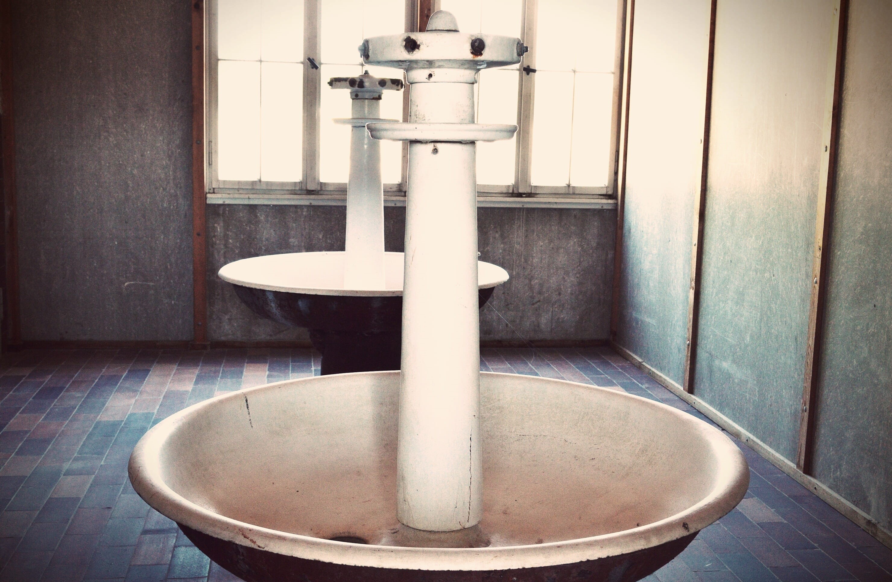 indoors, close-up, kz, clean, terrible, Memorial, food and drink, steel, flowing, simplicity, home, flooring, 2K, washroom, bad, bathroom, Dachau, Konzentrationslager, HD Wallpaper