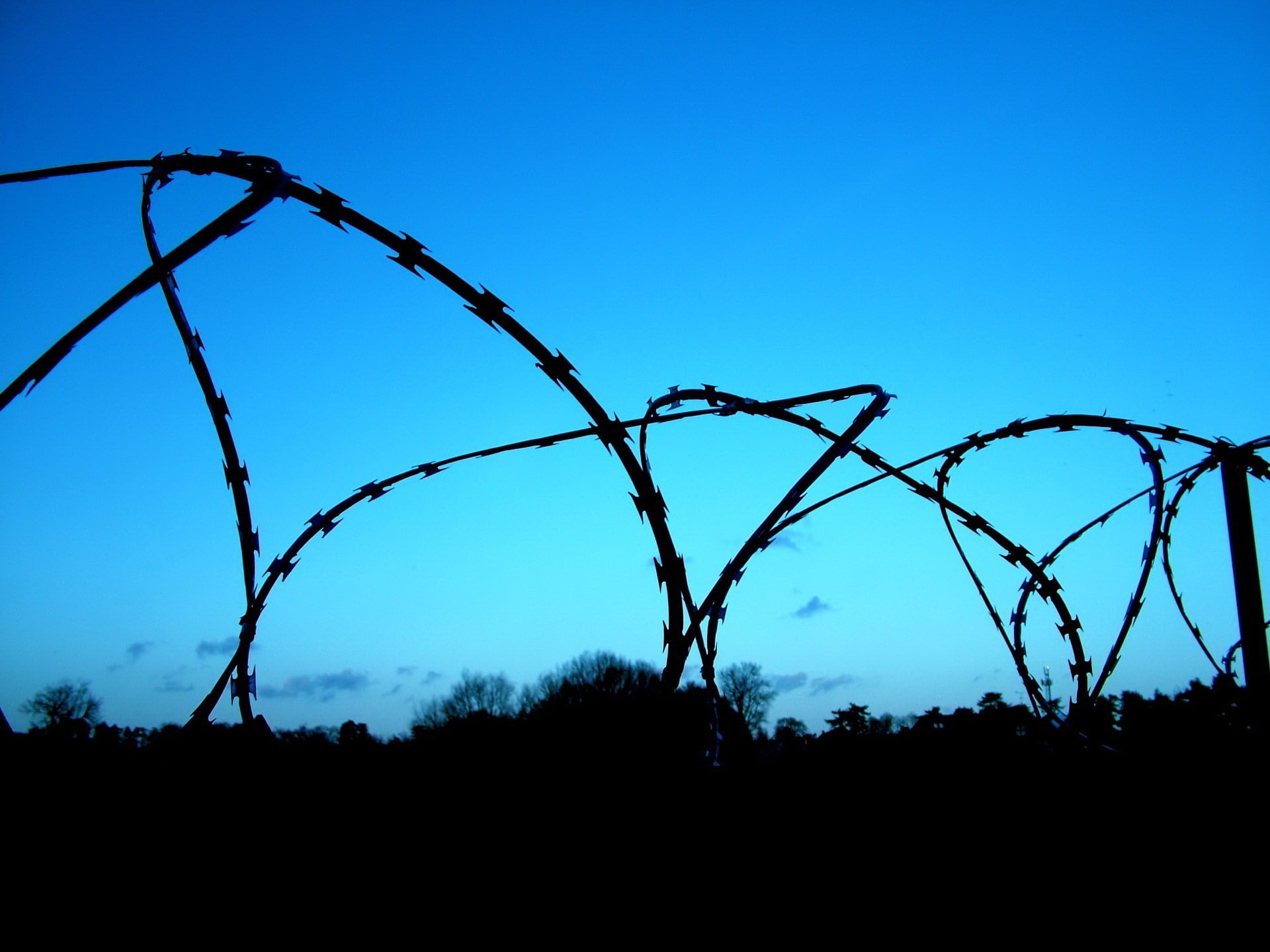 clear sky, boundary, safety, sky, silhouette, nature, metal, no people, 1080P, barrier, low angle view, barbed wire, protection, warning sign, wire, razor wire, HD Wallpaper