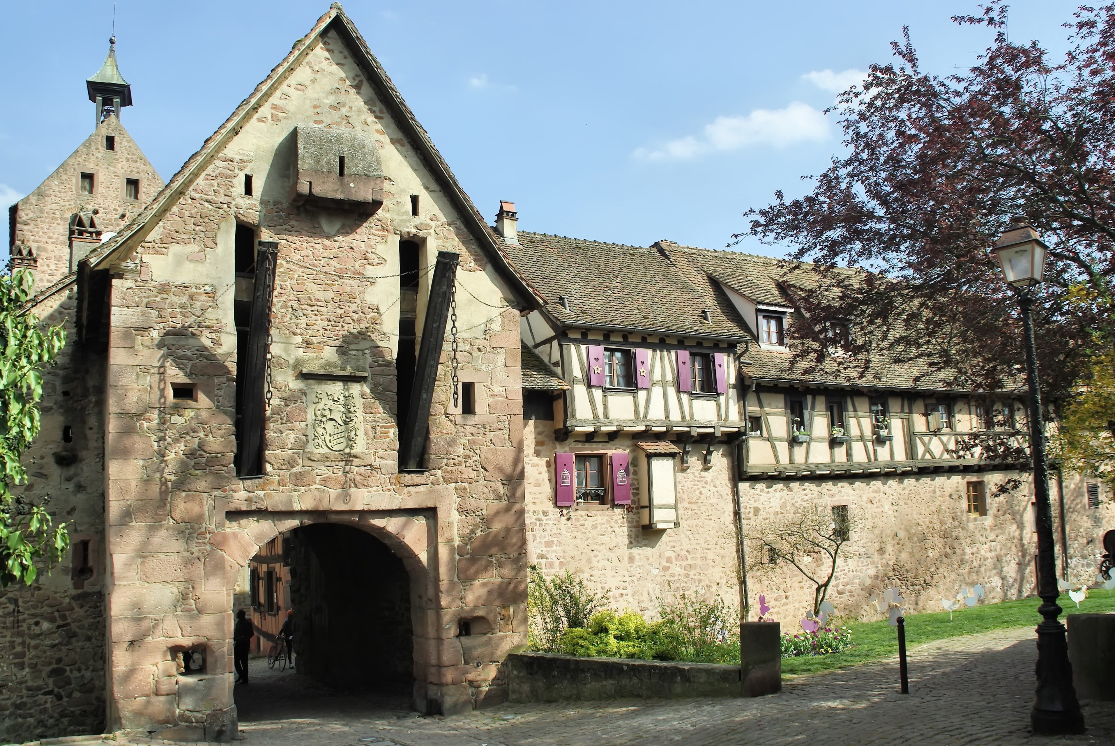 building exterior, house, 2K, old village, fortified house, spirituality, residential district, riquewihr, outdoors, building, history, belief, arch, no people, HD Wallpaper