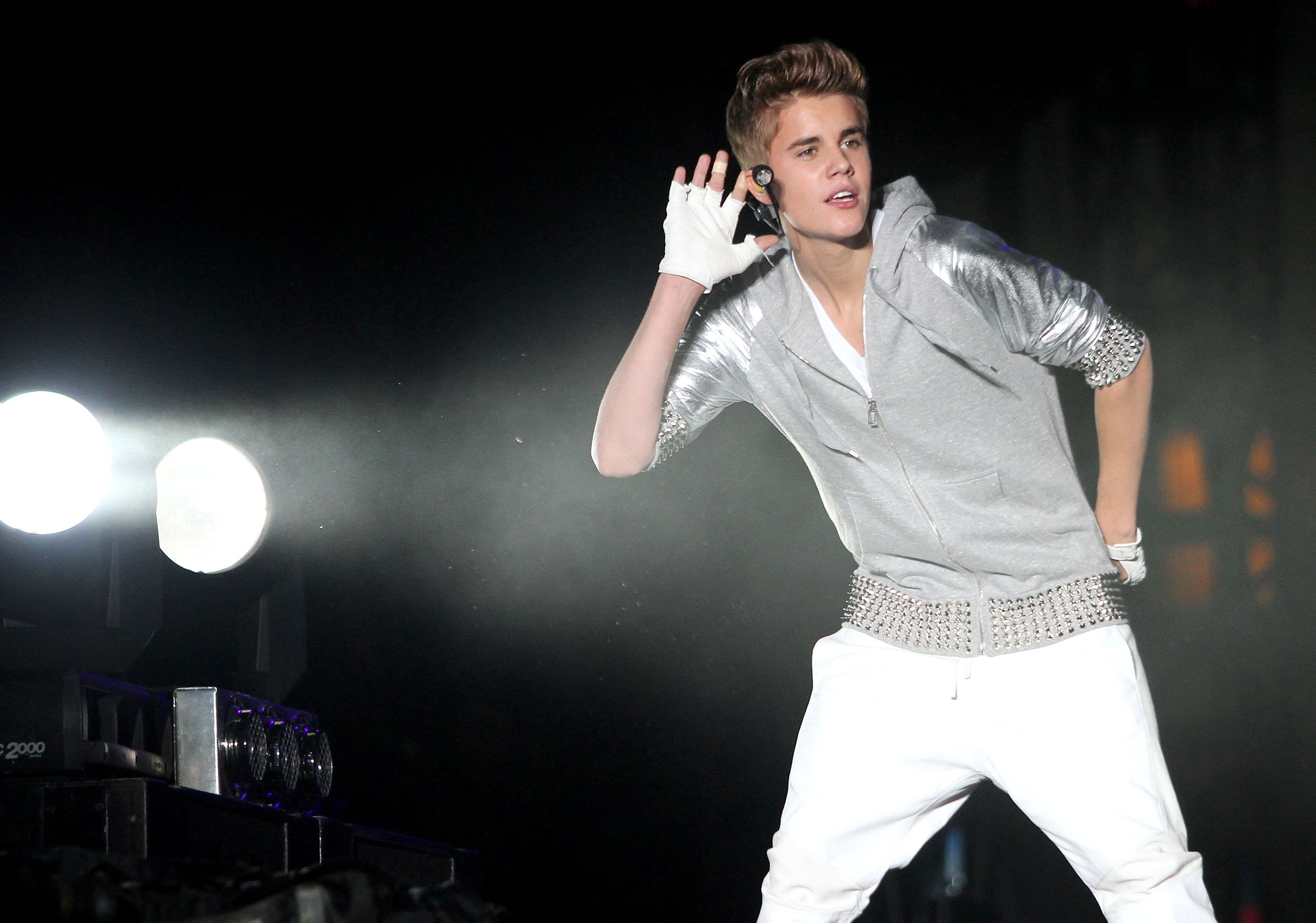 caucasian Ethnicity, three quarter length, cheerful, one Man Only, lifestyles, justin bieber, speech, sound, smiling, beauty, 2K, front view, young Adult, HD Wallpaper