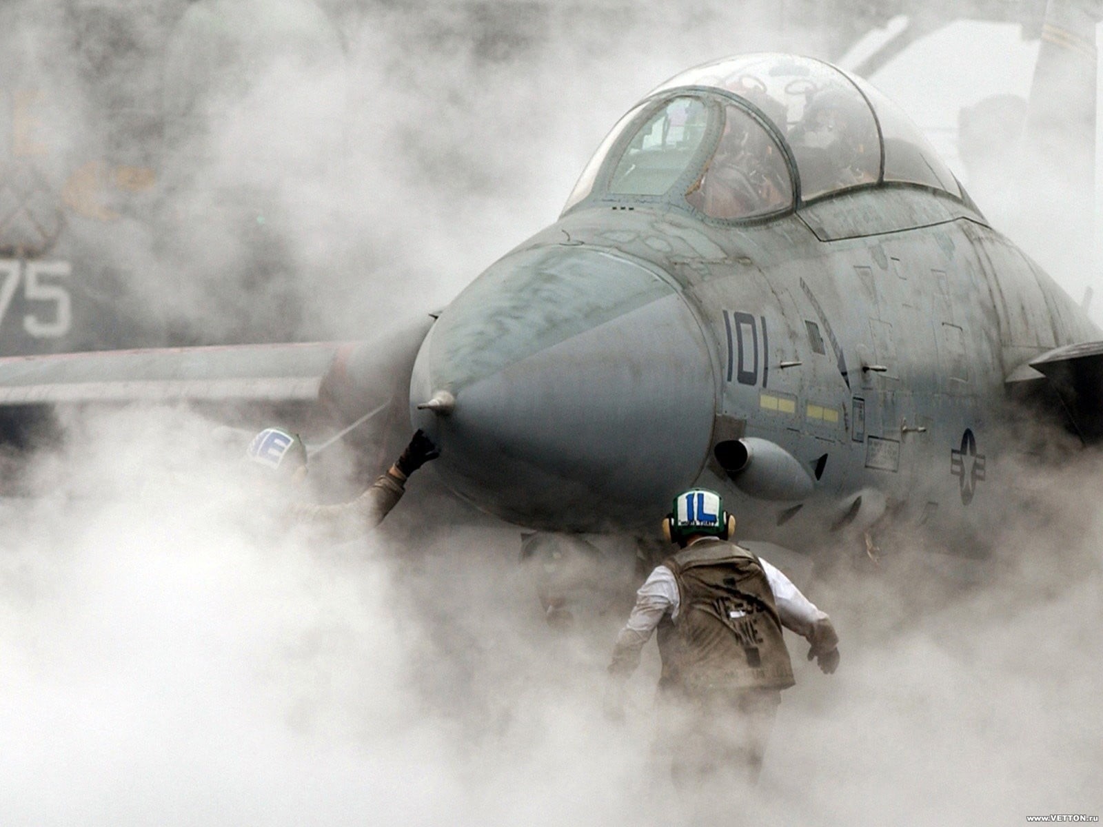 720P, fighter plane, mode of transportation, army, unrecognizable person, gray, F-14 Tomcat, aircraft, plane, smoke, military, day, aggression, air force, HD Wallpaper