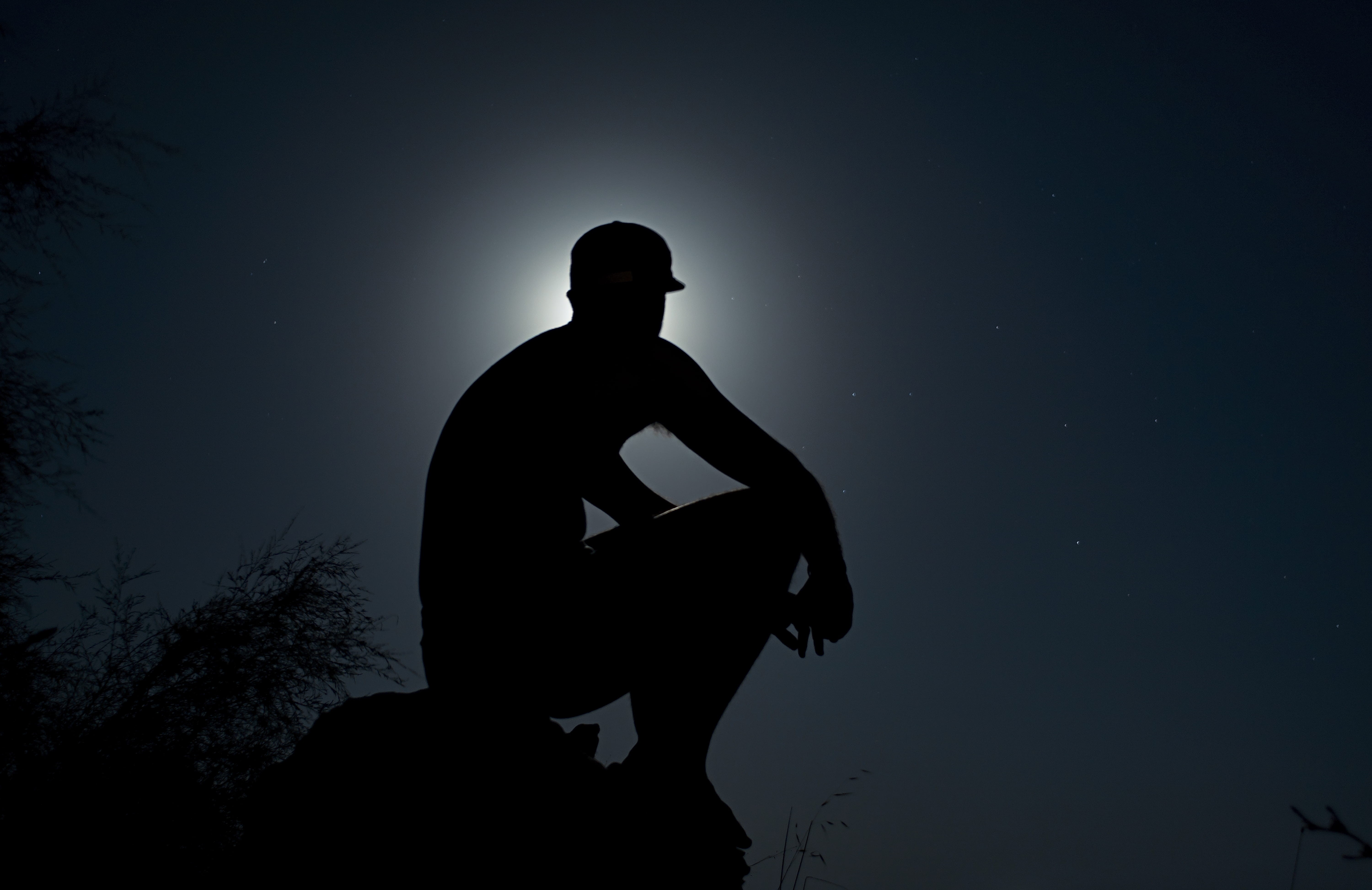 standing, tree, pensare, moonlight, wolf, sky, silhouette, real people, pensatore, otranto, dark, outdoors, leisure activity, uman, moon, night, being, HD Wallpaper