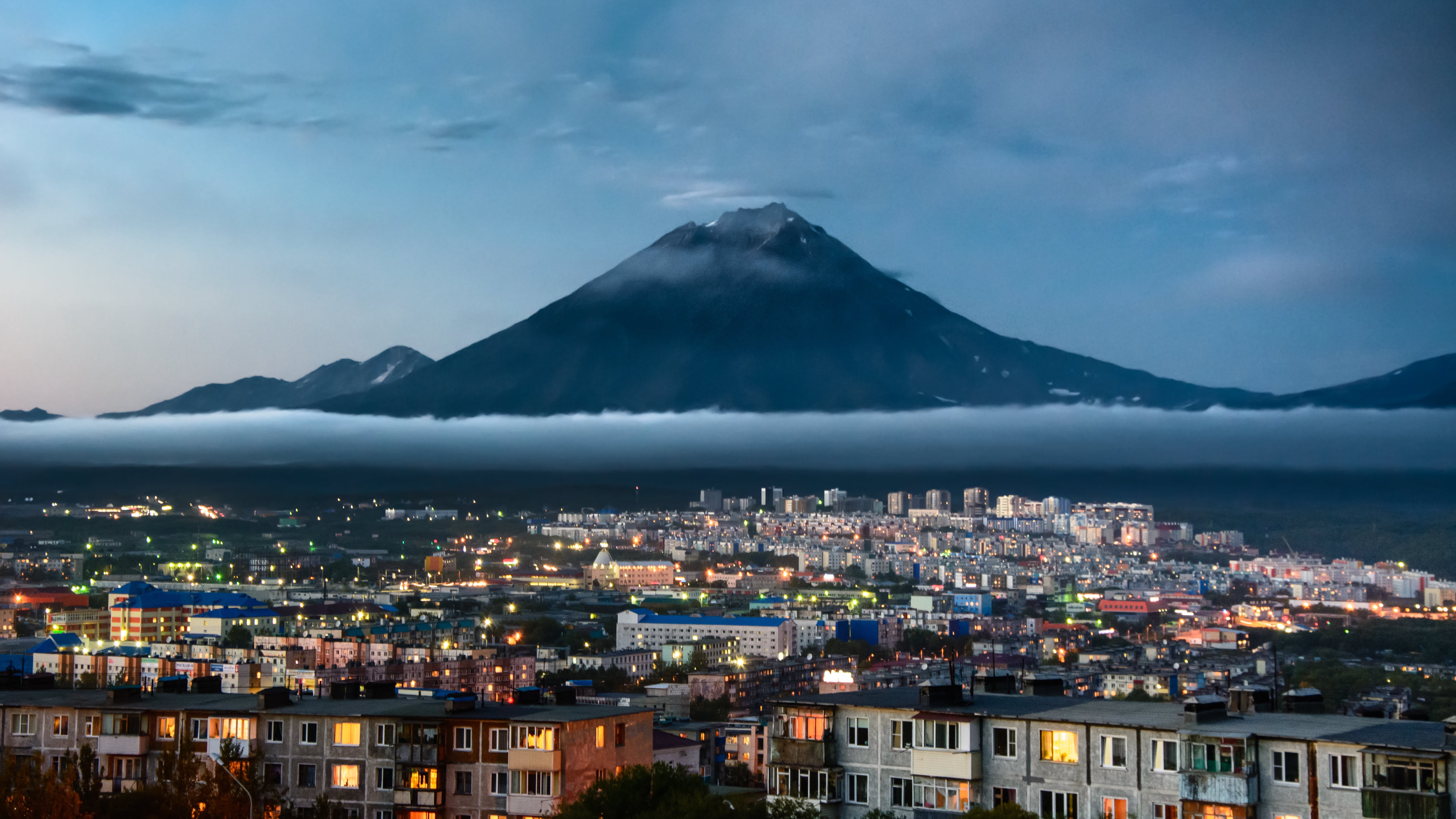 snow, Wolken, volcanic, volcano, nature, Корякская Сопка, twilight, 5K, Koryaksky, Russland, illuminated, Камчатка, Nacht, Vulkan, city, landscape, light, HD Wallpaper
