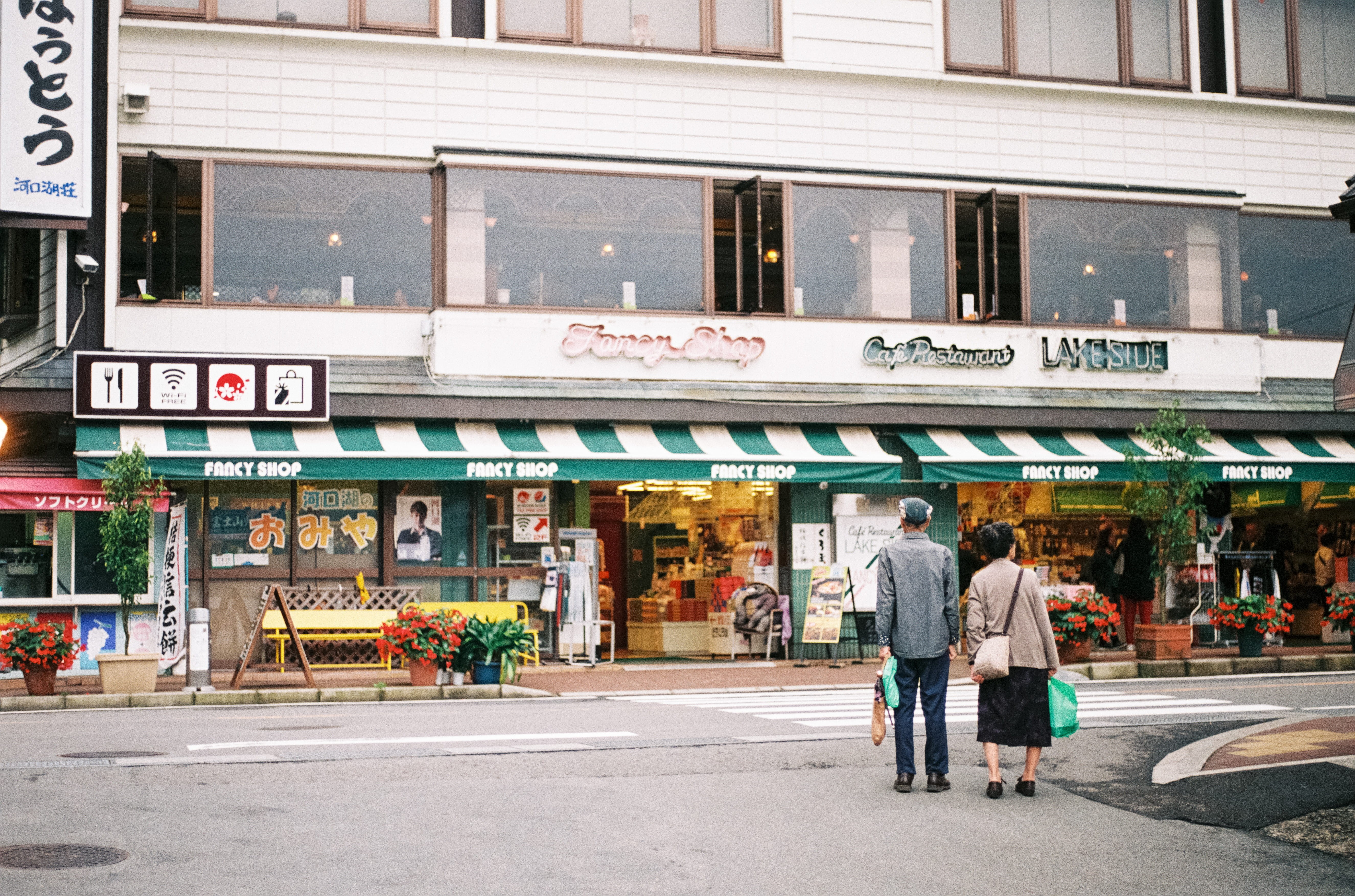 two people, fujikawaguchiko, building exterior, street, leisure activity, rear view, built structure, city, men, japan, shop, full length, cafe, women, HD Wallpaper