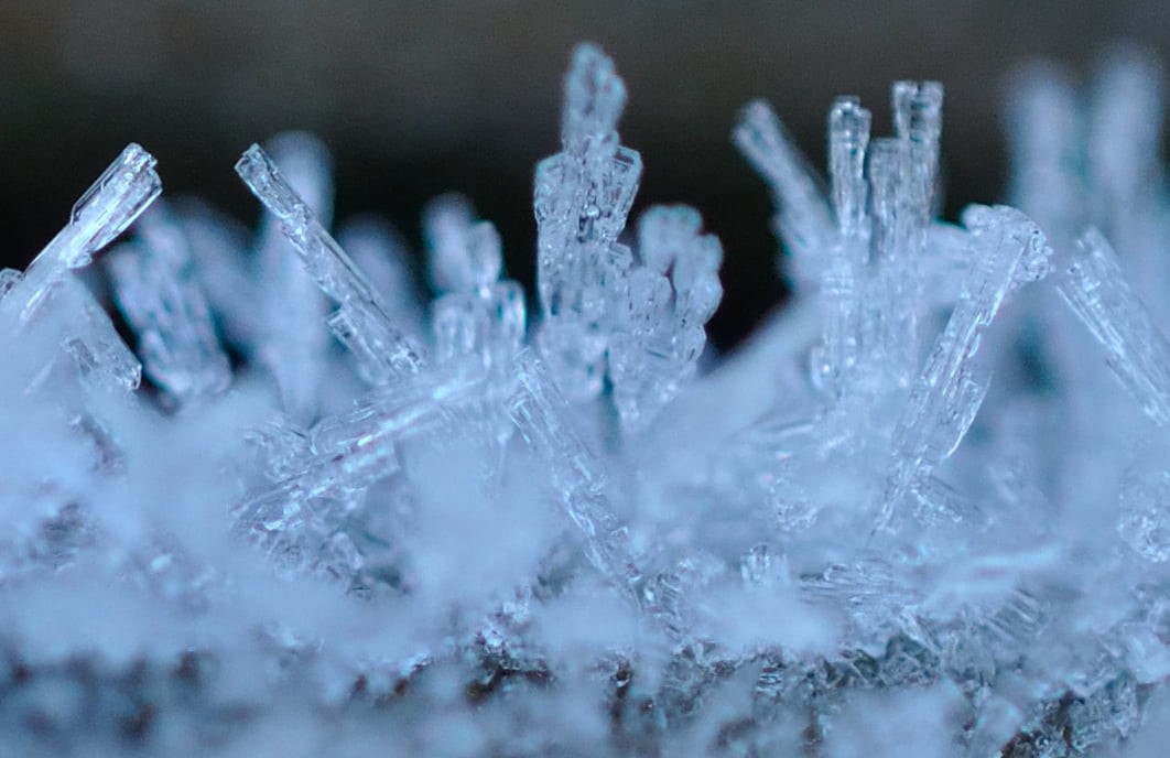 snow, ice Crystal, weather, macro, water, crystals, nature, season, cold - Temperature, drop, ice, Nikon  D5000, Frost, photography, frozen water, blue, HD Wallpaper