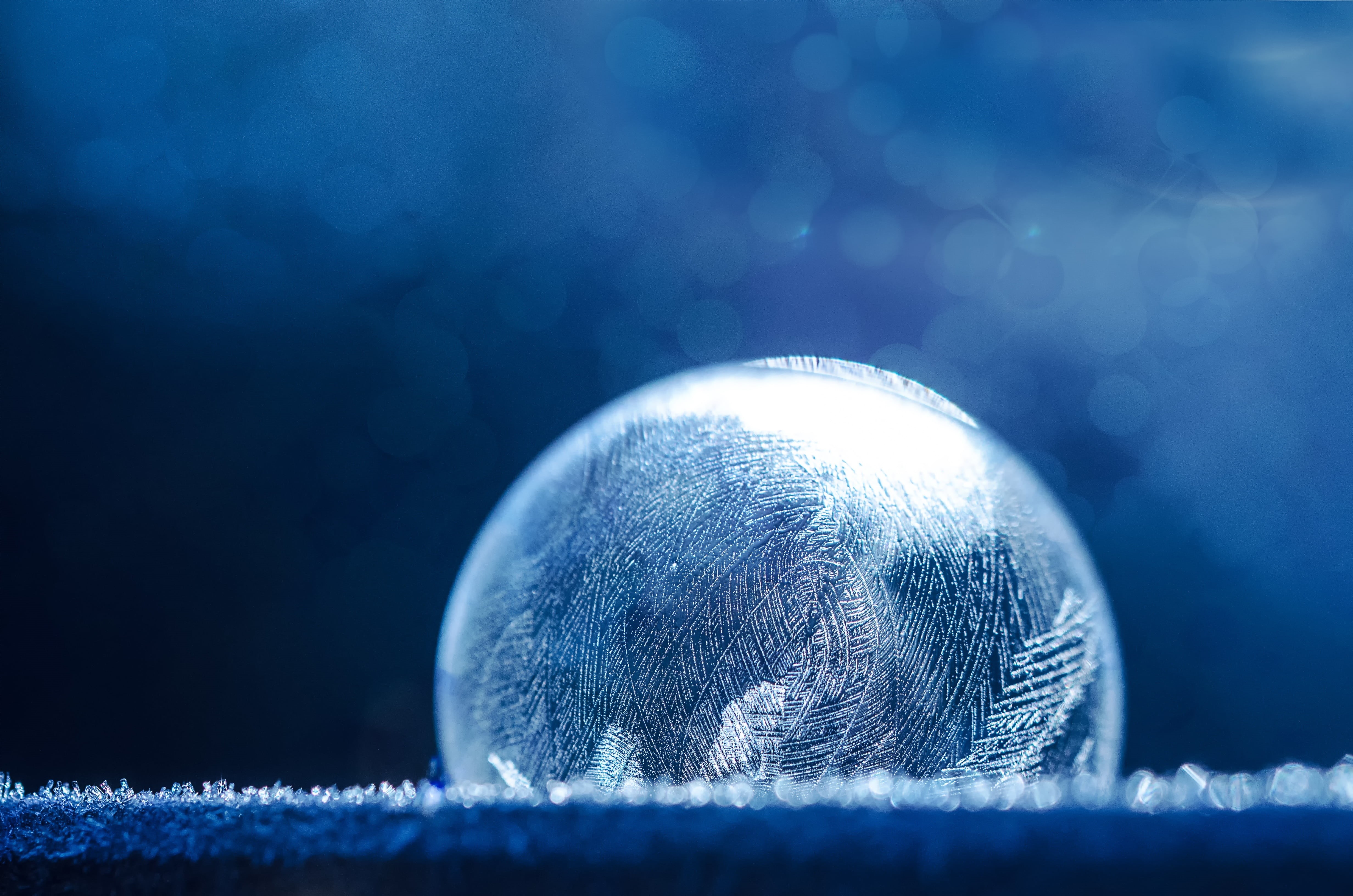 frost blister, night, winter, selective focus, frozen, sphere, ball, focus on foreground, close-up, copy space, macro, shiny, ice, 4K, snow, eiskristalle, HD Wallpaper