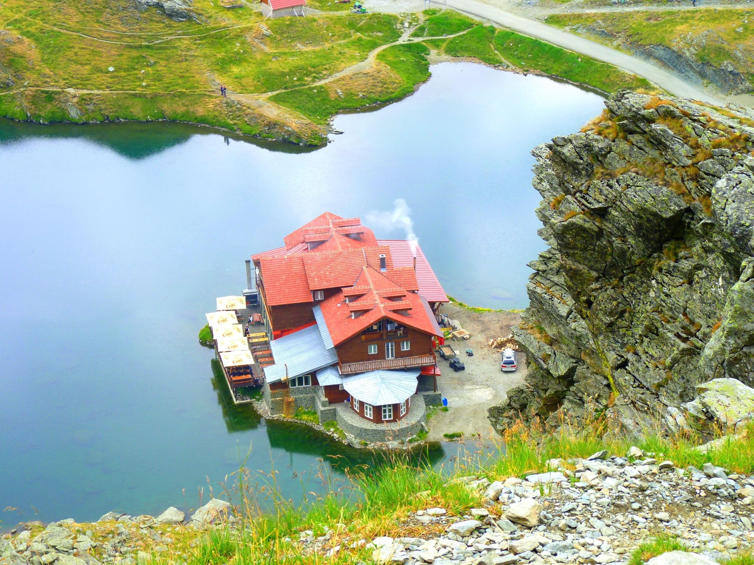 house, rocks, hotel, lake, chalet, white, brown, mountain, 2K, beige, nature and landscapes, HD Wallpaper