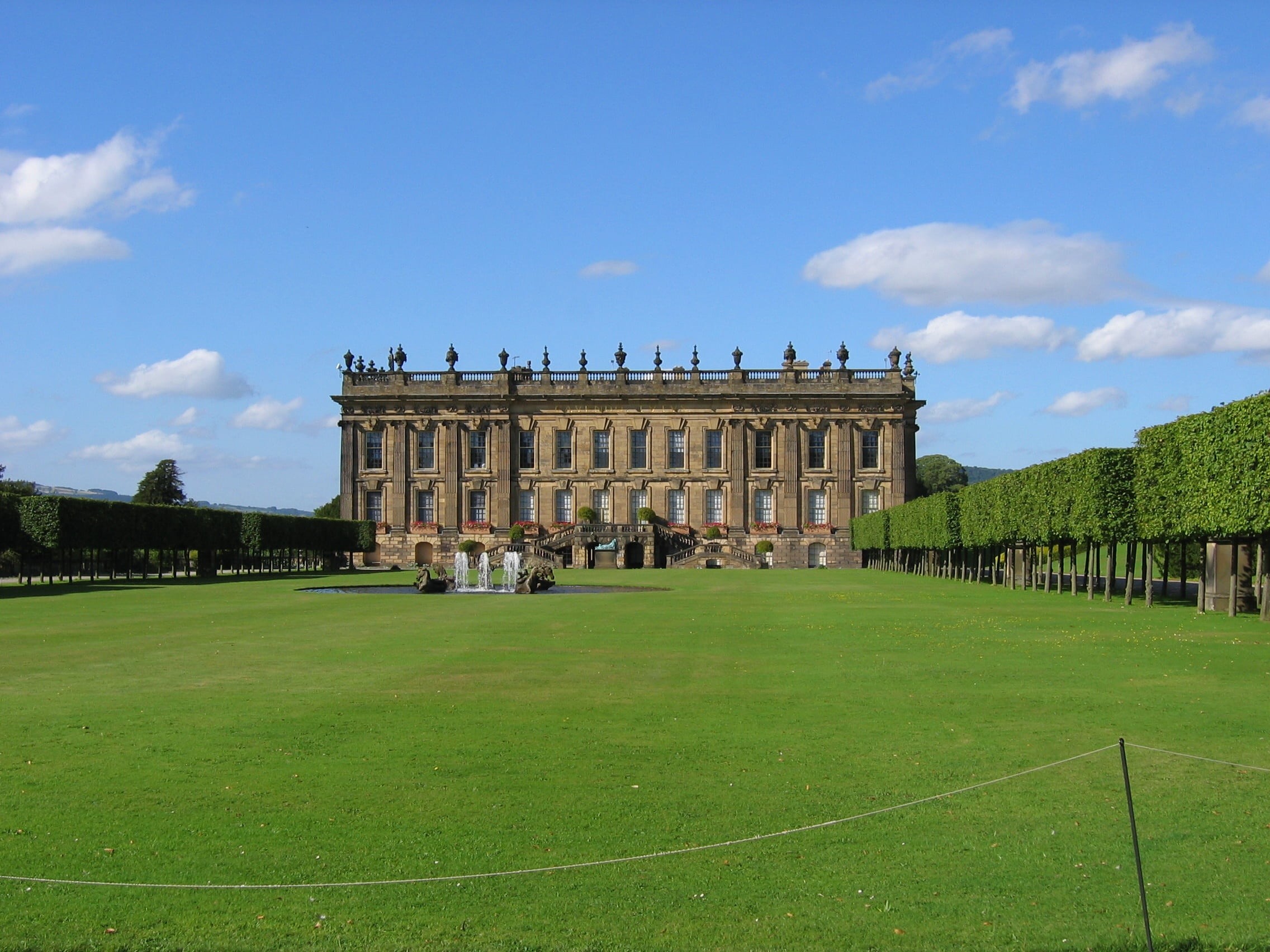 lawn, city, history, famous Place, green color, travel destinations, architecture, mansion, plant, nature, derbyshire, palace, built structure, outdoors, HD Wallpaper
