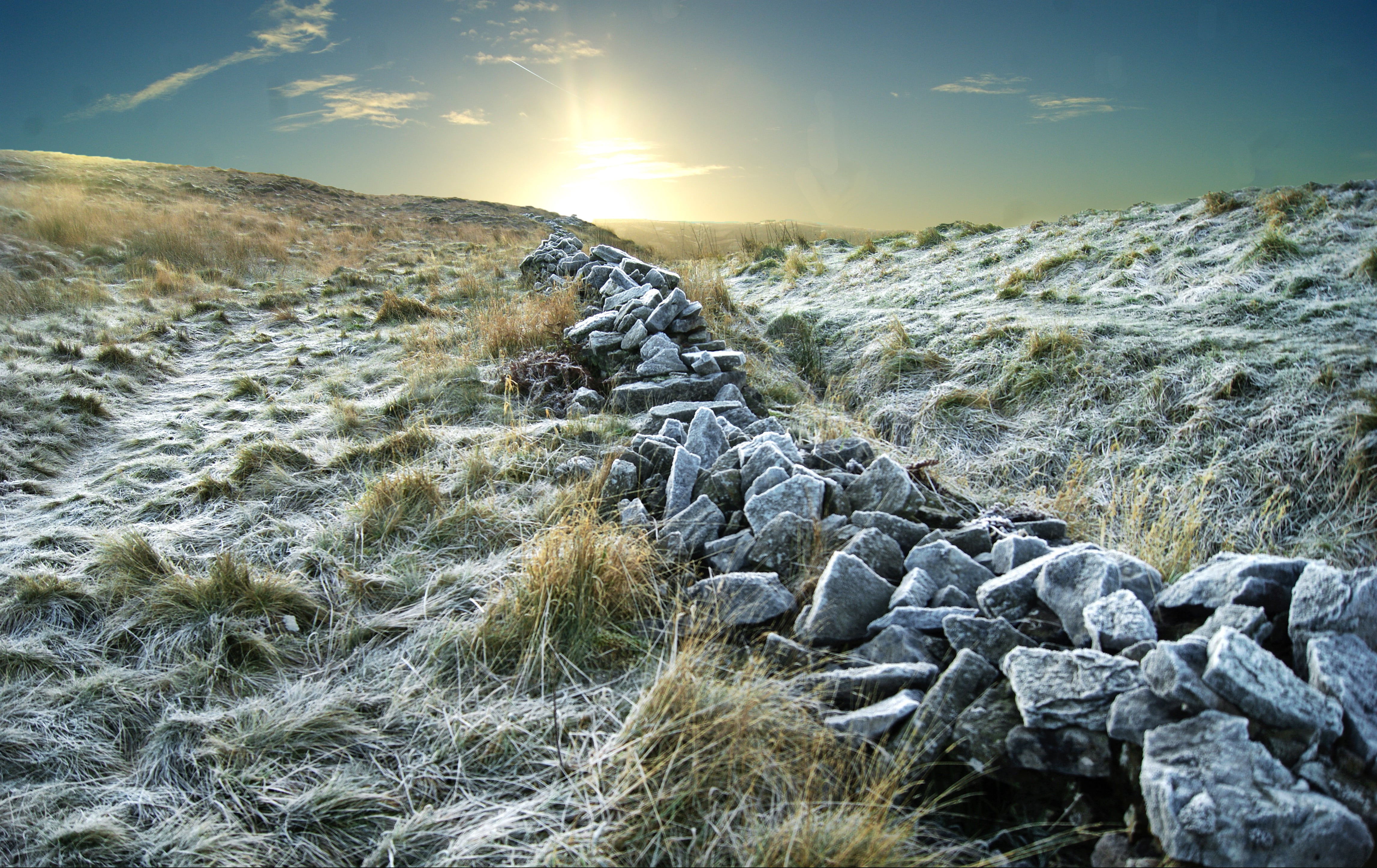landscape photography, frost, dry stone wall, UK, Goyt Valley, Cob, winter, outdoors, rocks, mountain, field, summer, sunrise, daytime, rock - Object, Derbyshire, HD Wallpaper